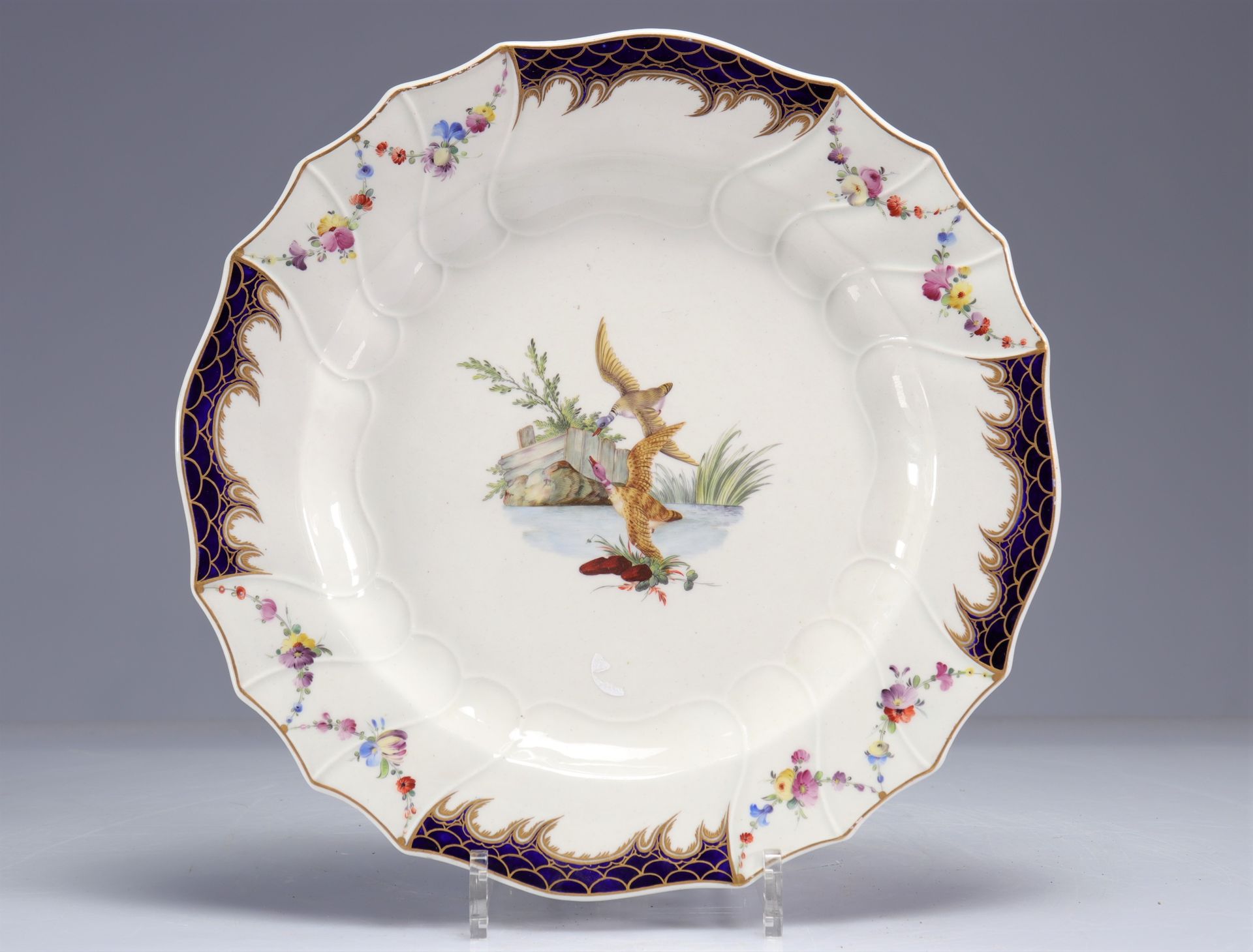 Null Grand plat en porcelaine de Tournai XVIIIème décor de canards
Poids: 950 g
&hellip;