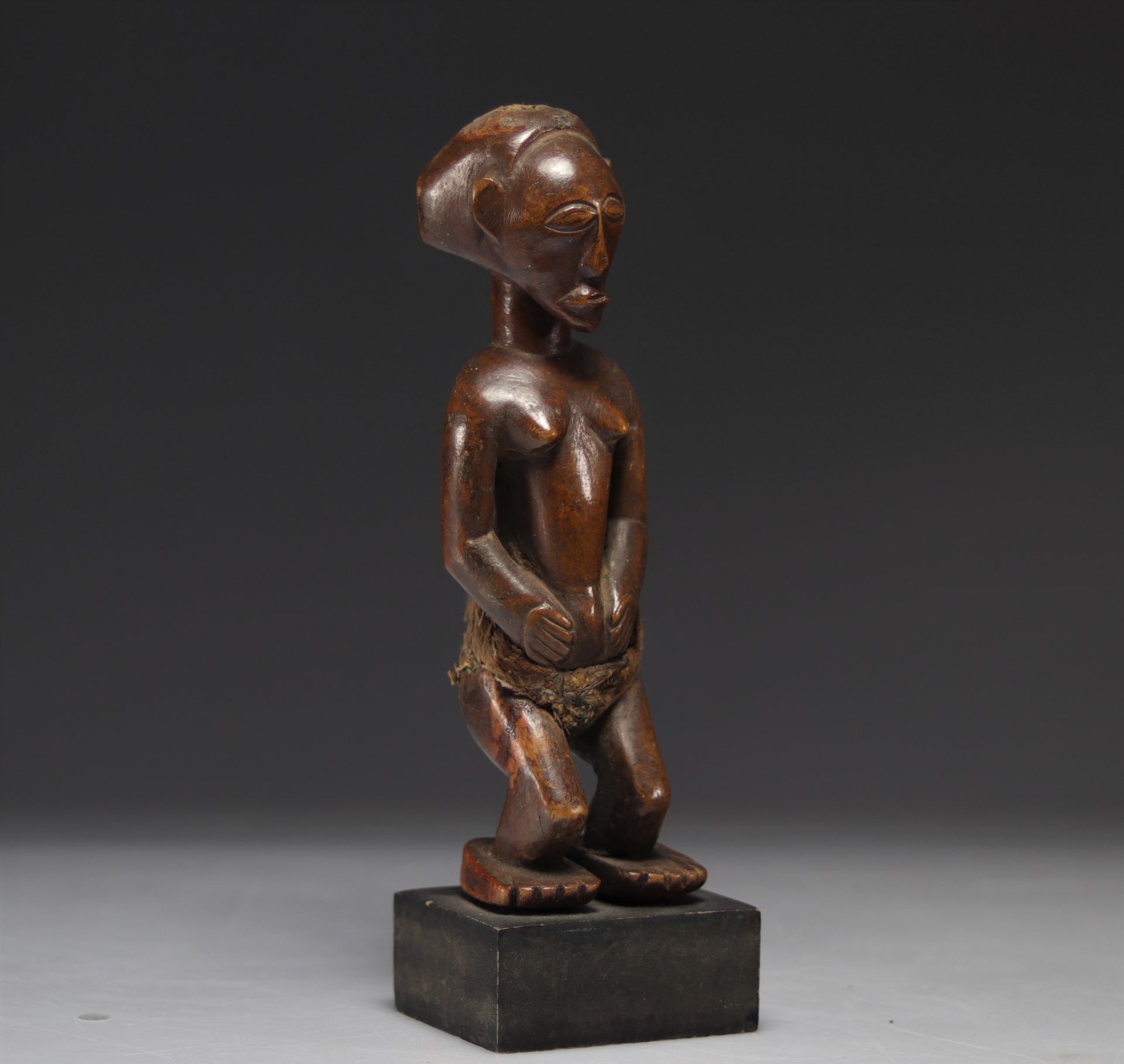 Null 刚果民主共和国，松耶。带有使用痕迹的硬木雕像。
重量：500克
地区：非洲 DRC
尺寸：高230毫米
状况：初见：正常磨损/使用过的铜锈