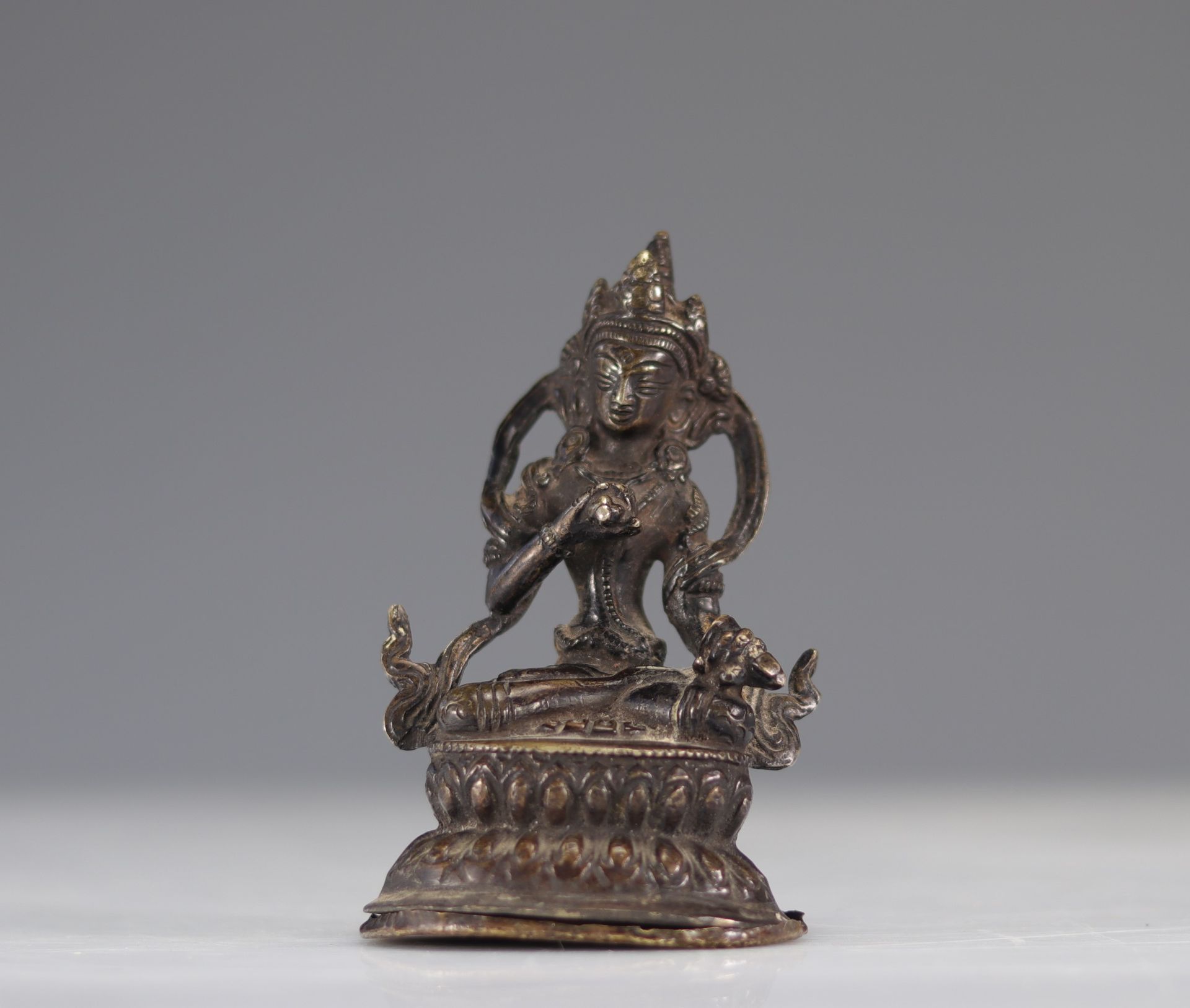 Null Sino-tibetische Bronzestatue "Tara".
Gewicht: 370 g
Lieferung verfügbar
Reg&hellip;