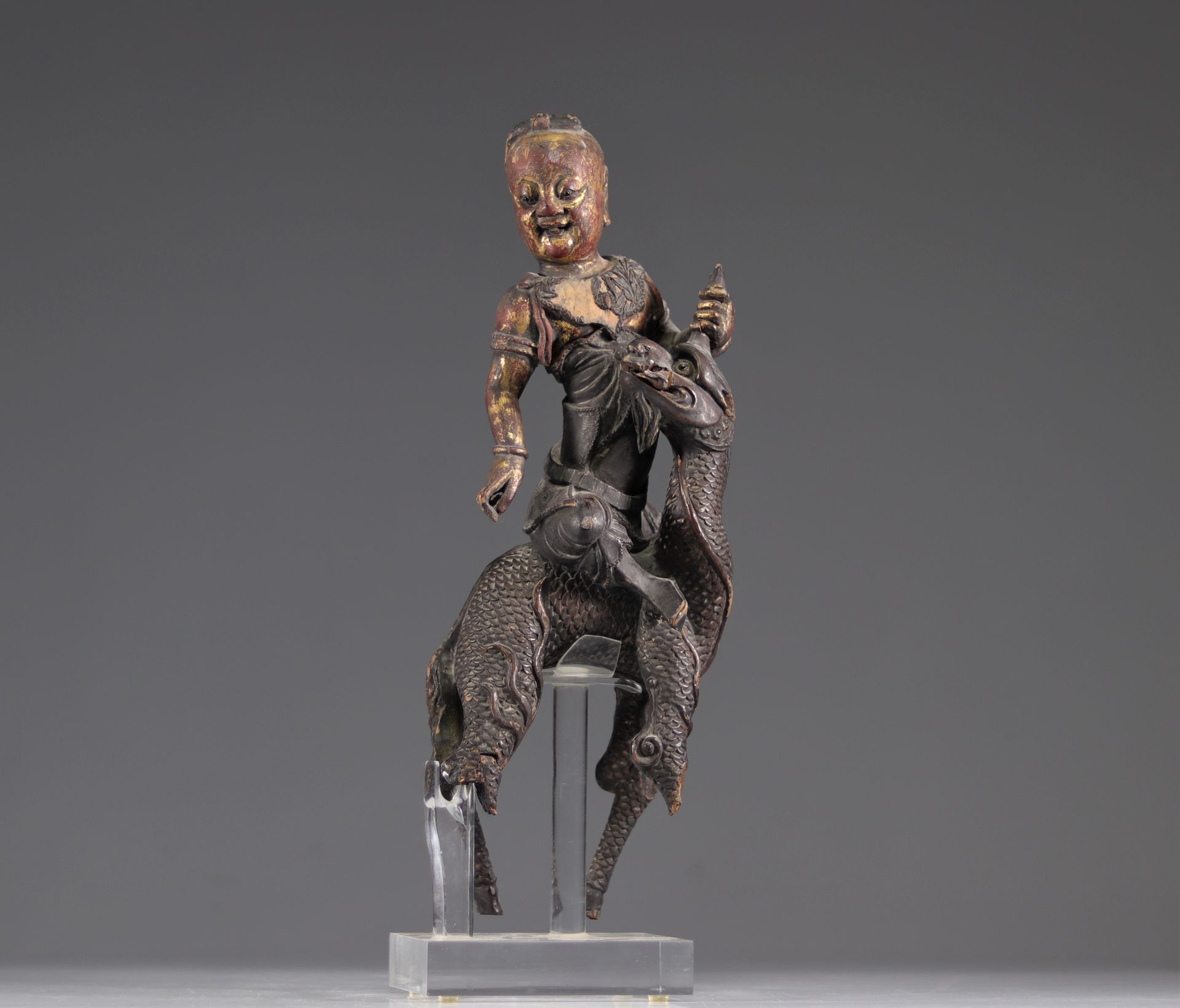 Null Sculpture chinoise en bois laqué d'un personnage sur un dragon
Poids: 1.05 &hellip;