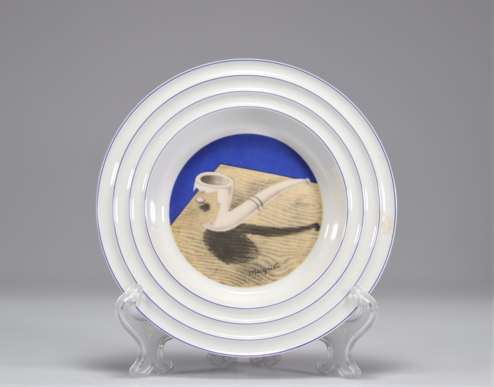 Null René Magritte. "La métamorphose de l’objet". 1933. Cendrier en porcelaine p&hellip;