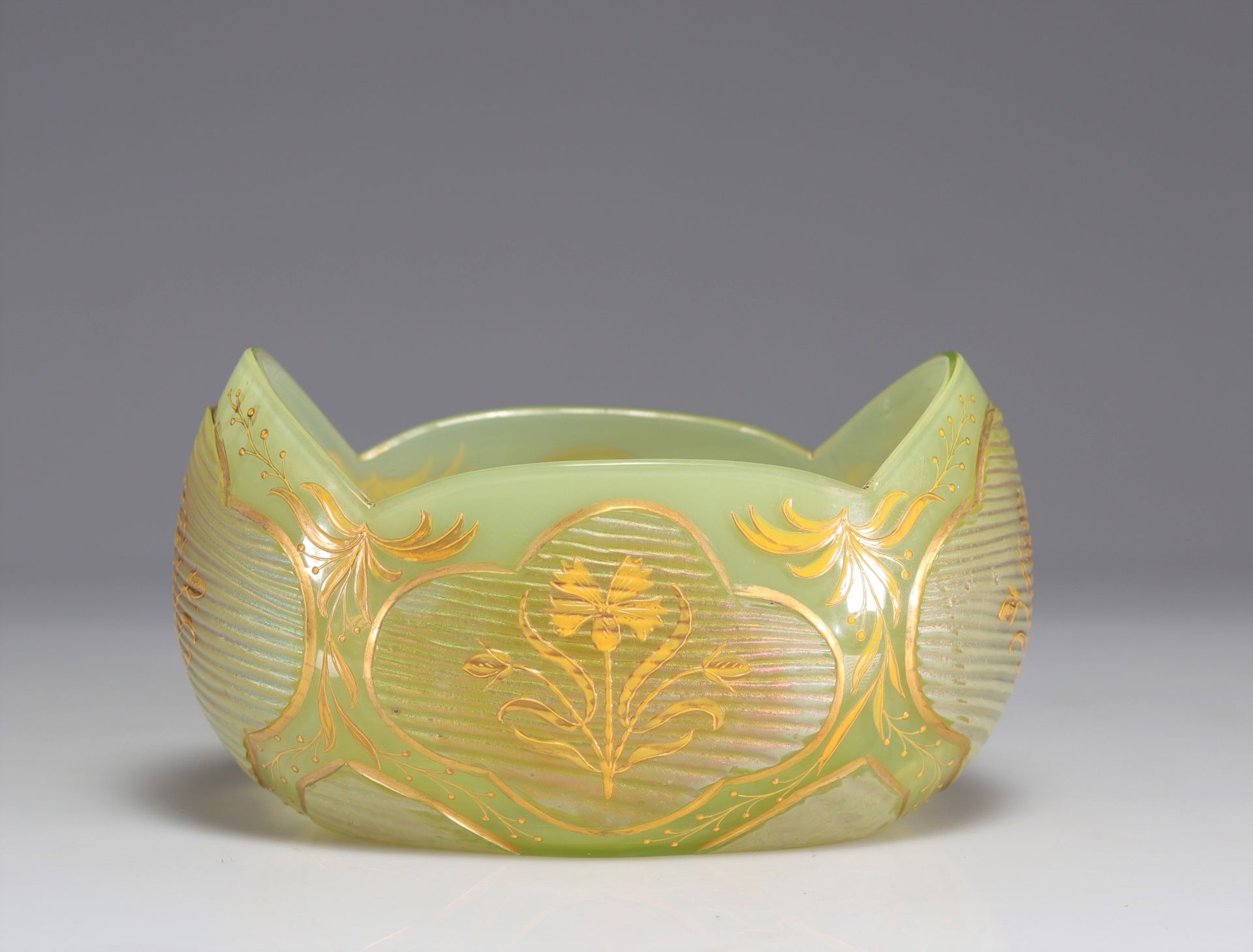Null Sontuosa coppa da urano in stile Art Nouveau con decorazione floreale
Peso:&hellip;