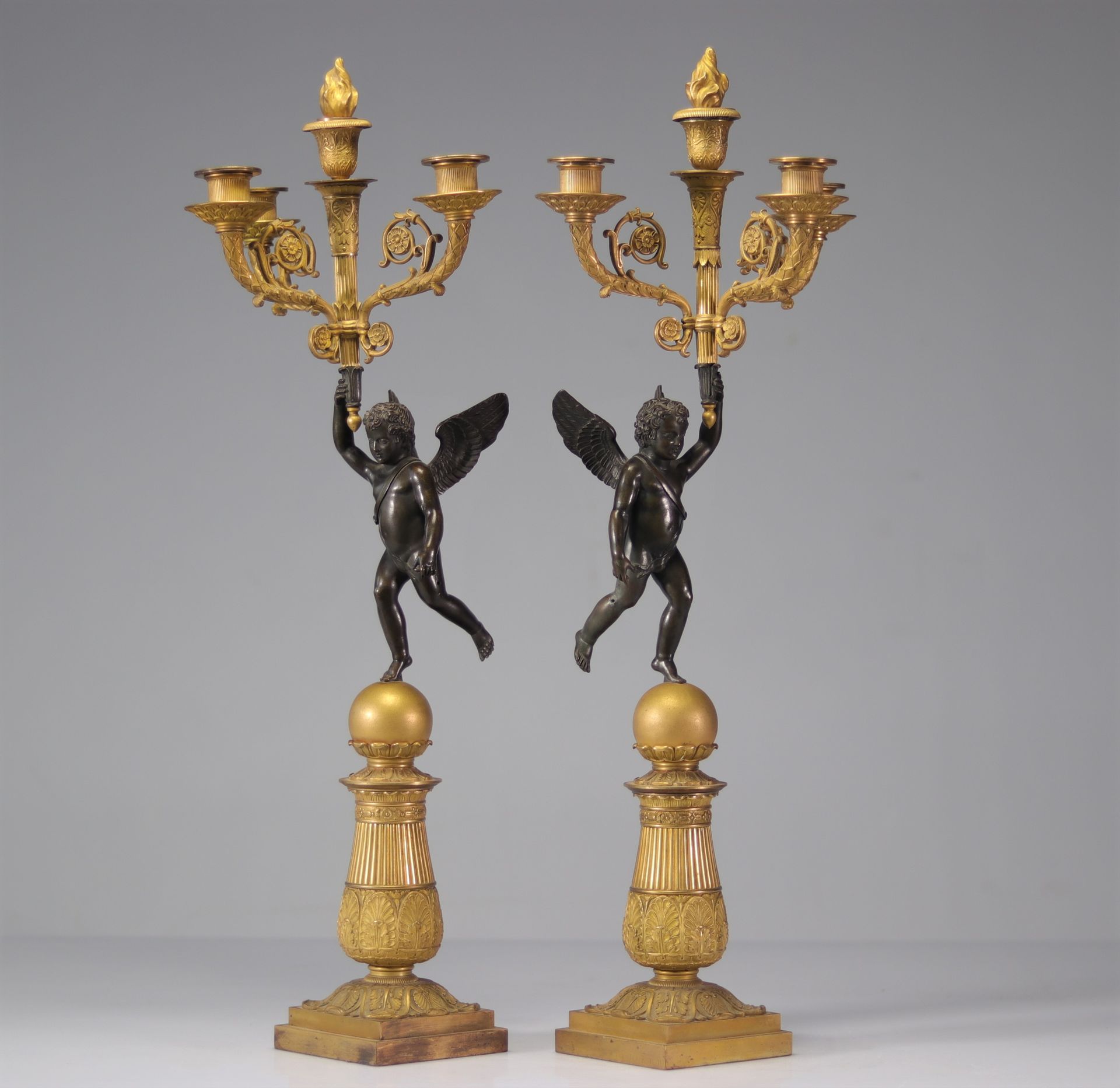Null 一对帝国时期的带天使的青铜烛台，有两个铜锈
重量：7.50公斤
交货时间不详
地区：法国
尺寸: 高670宽250
状况: 乍看之下：状况很好