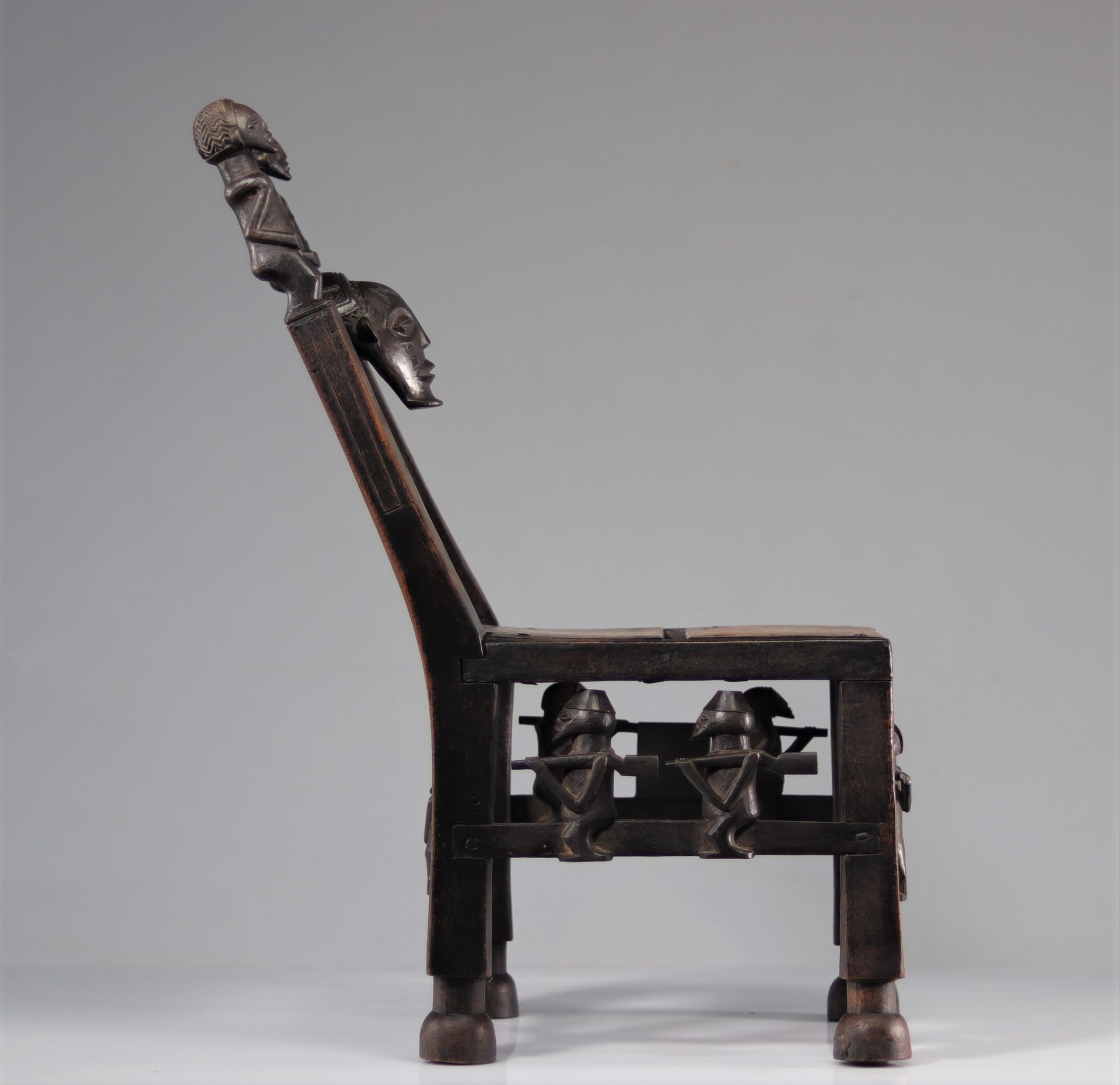 Null 酋长椅，靠背上有一个面具，横梁上雕刻着生活场景 Tchokwé，刚果民主共和国-安哥拉 Prov famille coloniale Dessart
&hellip;