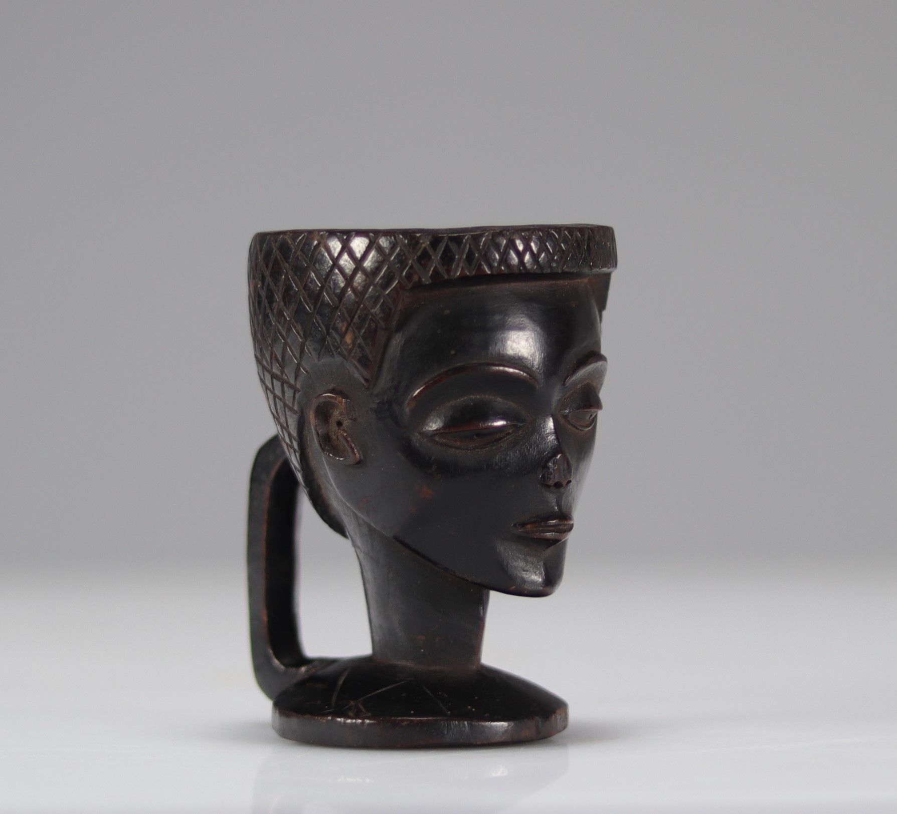 Null Tchokwe cup decorated with a head
weight: 92 g
Delivery available
Region: A&hellip;