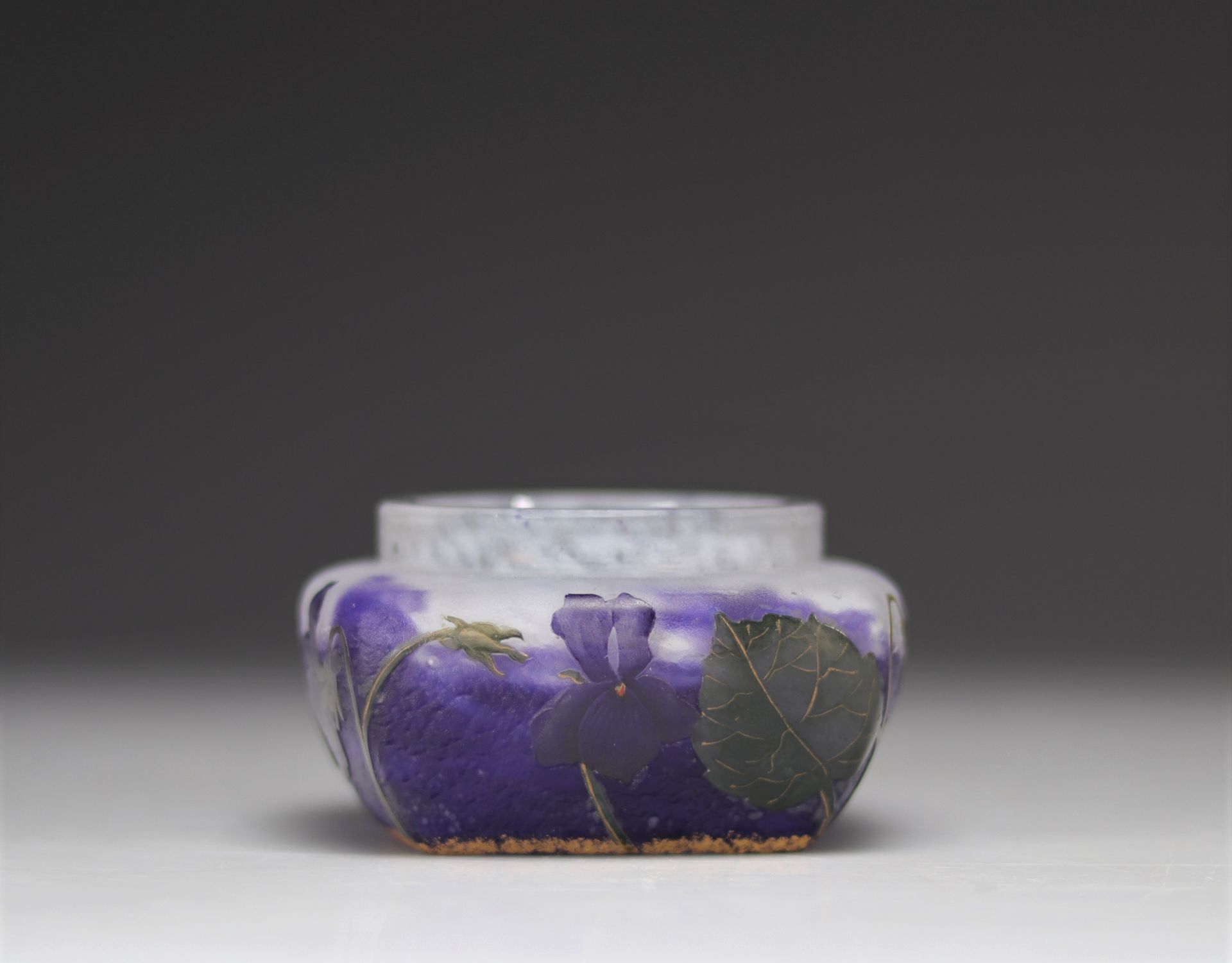 Null Daum Nancy vase à décor de violettes
Poids: 230 g
Livraison disponible
Régi&hellip;