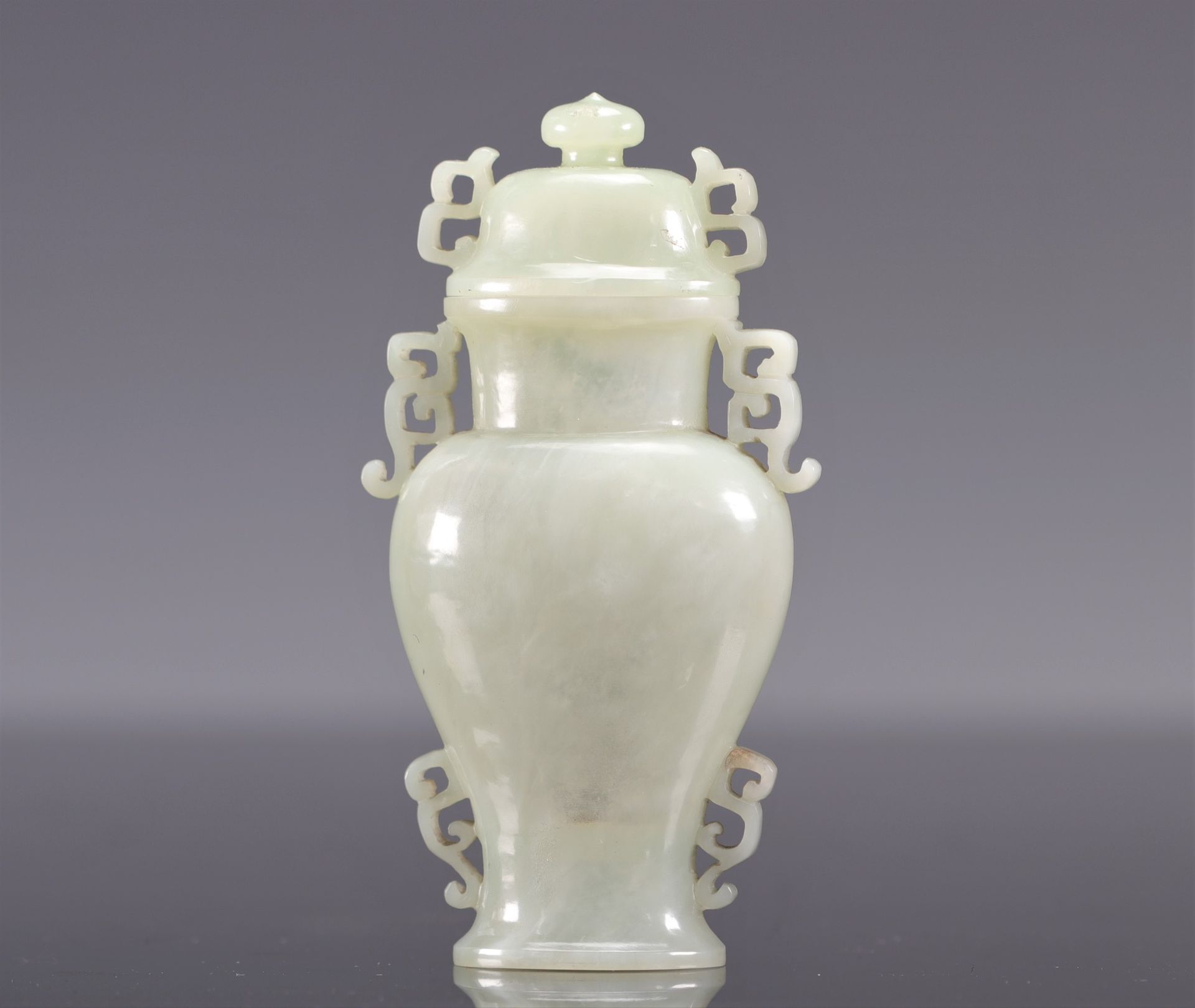 清朝时期浅绿色玉质盖碗瓶重量：125克可送货地区：中国尺寸: 高140毫米