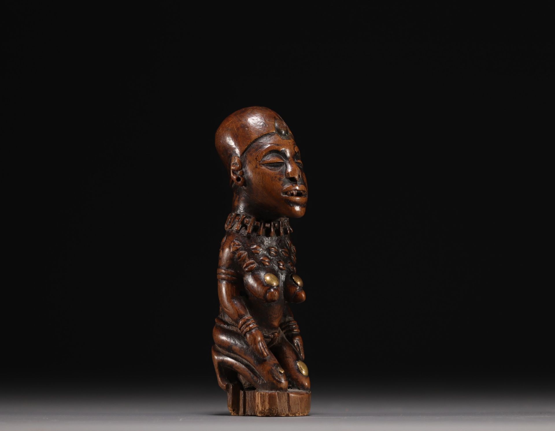 Null Congo - Statuette féminine ornée de scarifications et de clous de tapissier&hellip;