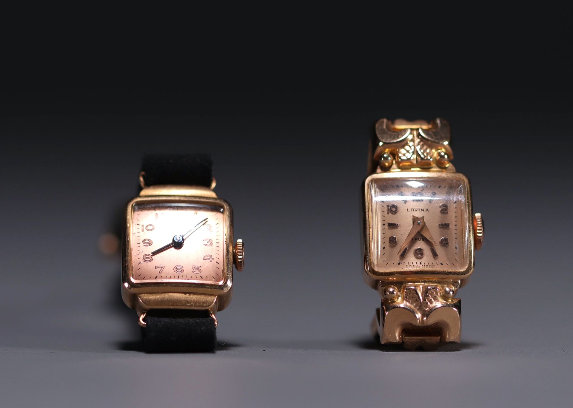 Null Set di due orologi in oro giallo 18k 1950-60 circa, peso totale 25,1 g.
Pes&hellip;