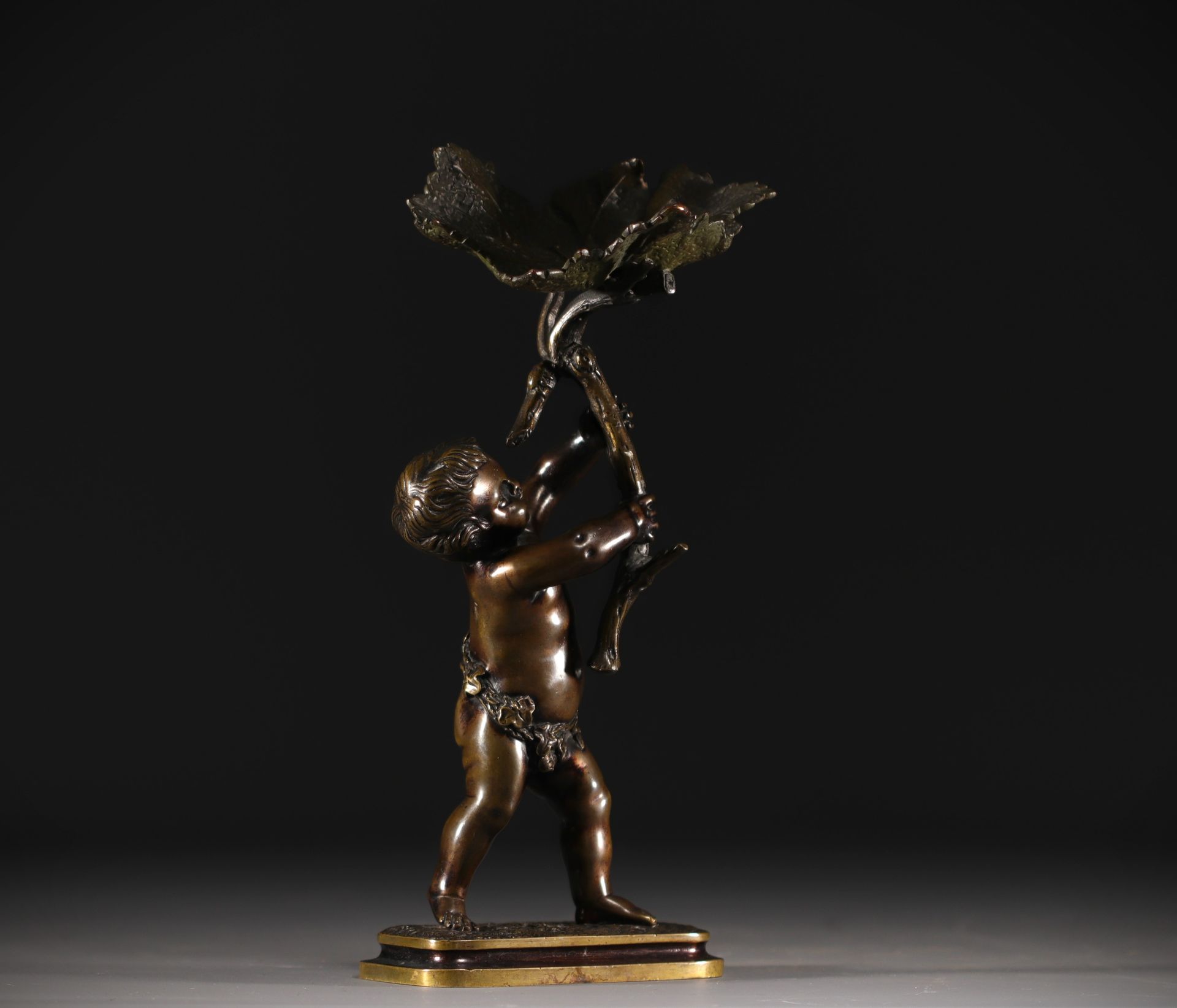 Null "Putti à la feuille de vigne" Sculpture en bronze signée Clodion sur la ter&hellip;