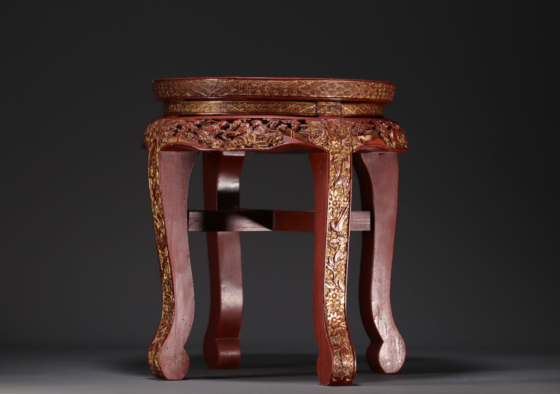 Null China - Pequeña mesa auxiliar en laca roja y dorada con figuras talladas y &hellip;