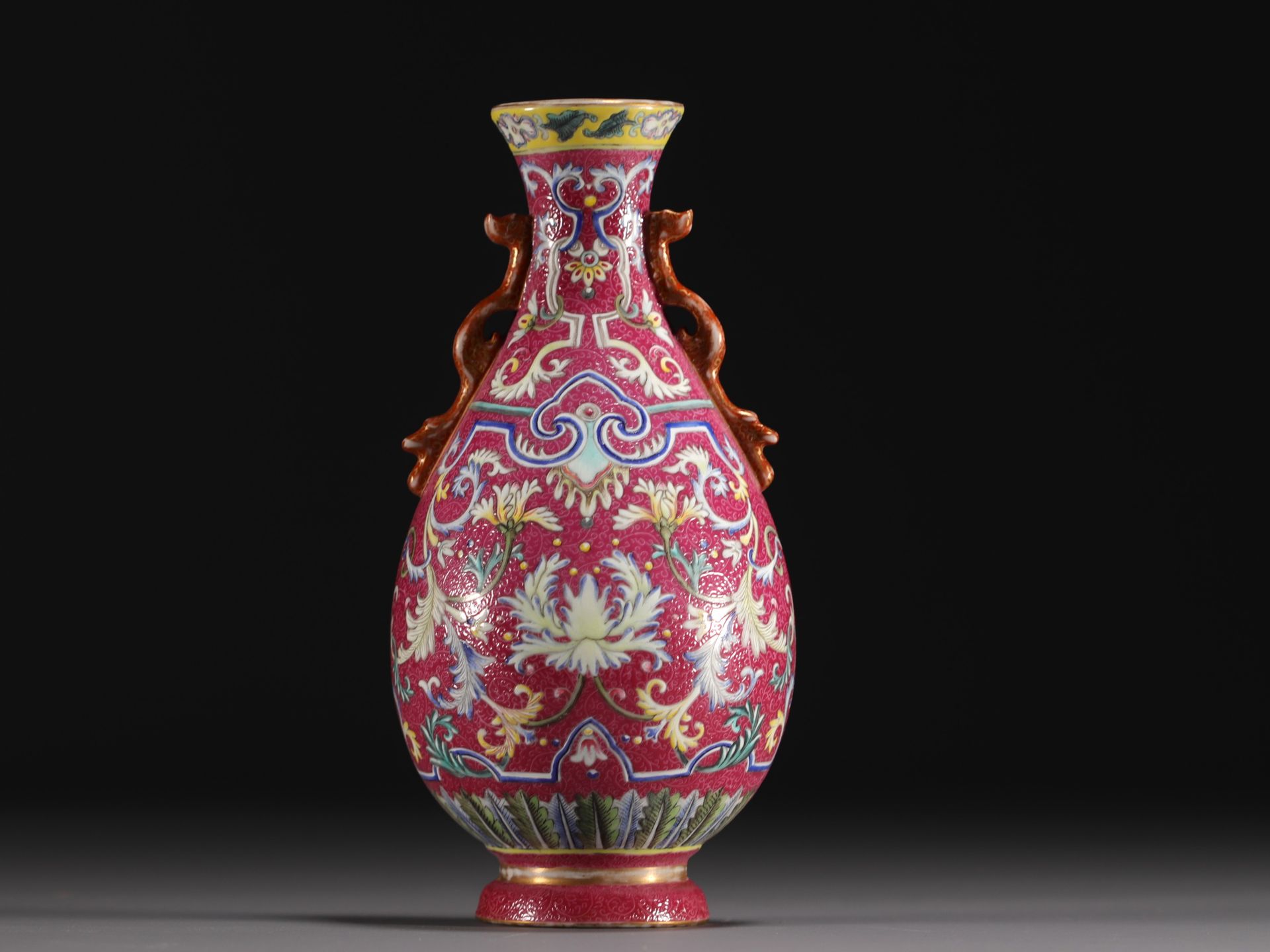 Null Chine - Vase mural en porcelaine famille rose, sur fond rubis, marque Qianl&hellip;
