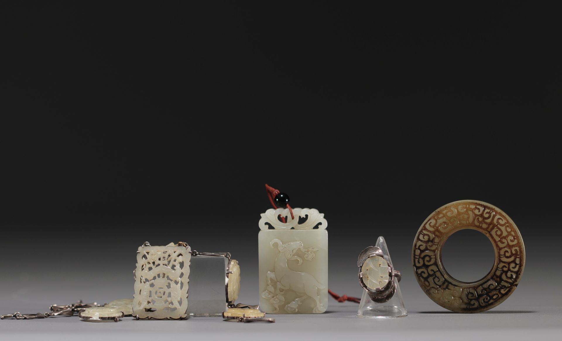 Null Chine - Ensemble de différents objets en Jade sculpté, une bague, un collie&hellip;