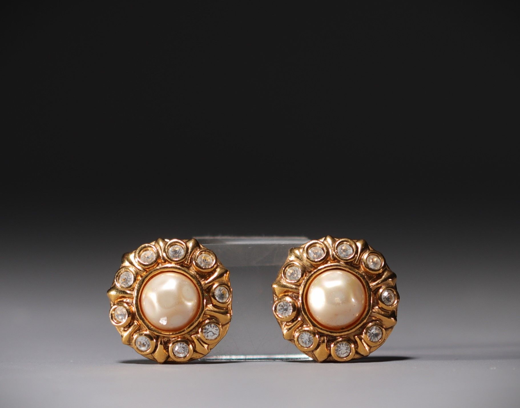 Null CHANEL - Pair of gold-tone earrings, rhinestones and mother-of-pearl caboch&hellip;