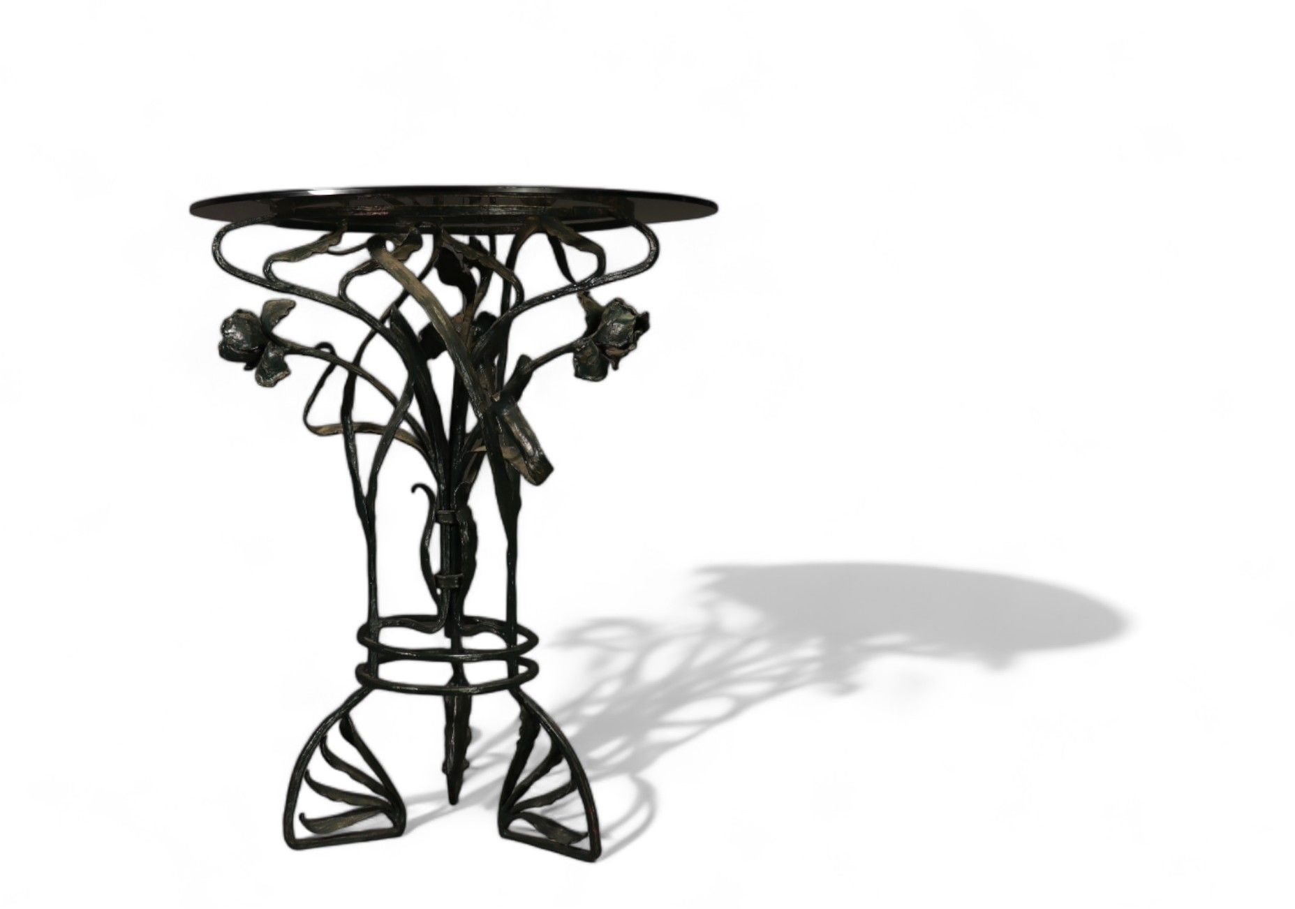 Null Table en verre à piétement floral en fer forgé d'époque Art Nouveau.
Poids:&hellip;