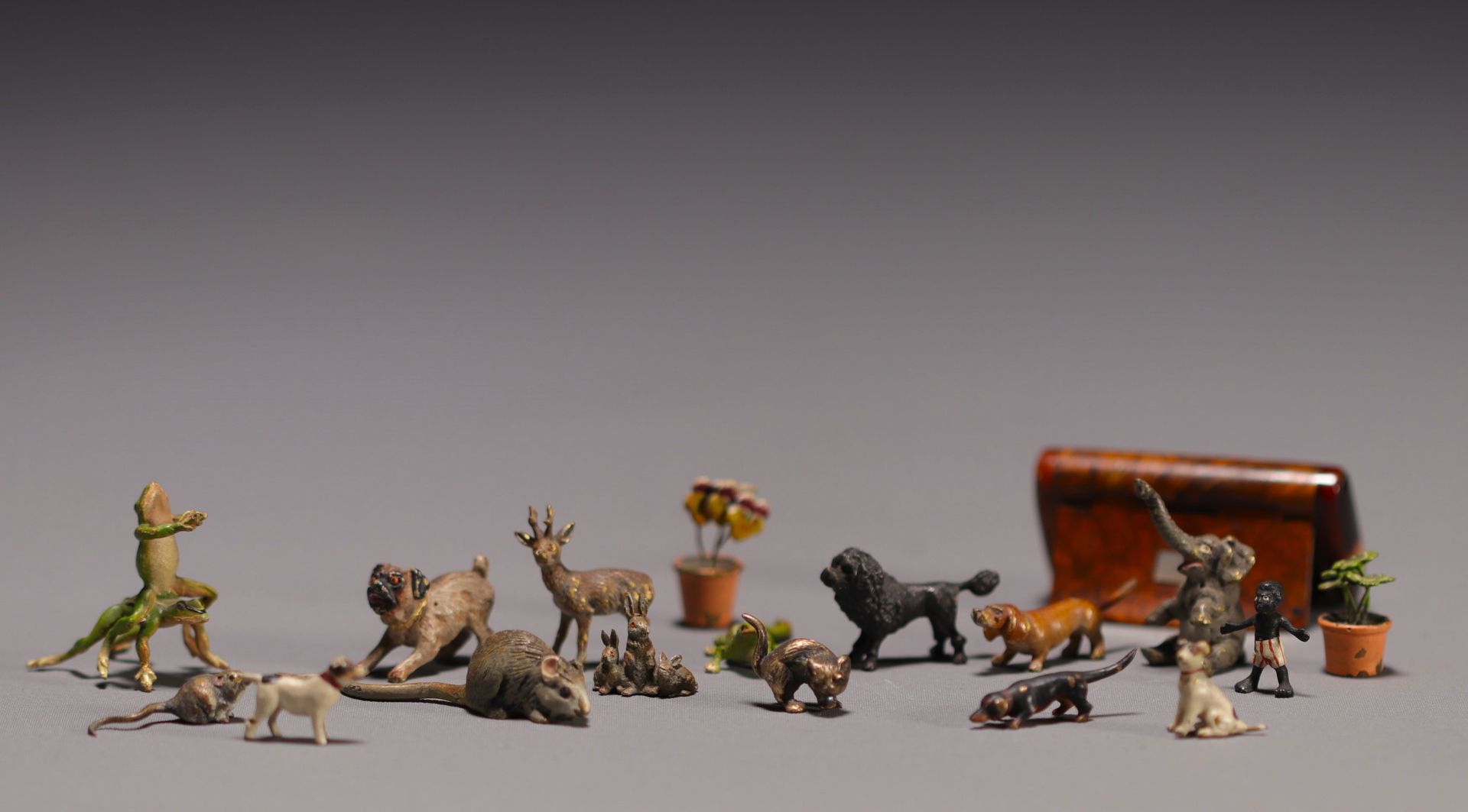 Null Ensemble de 17 sujets miniatures en bronzes de Vienne polychromes et une pe&hellip;