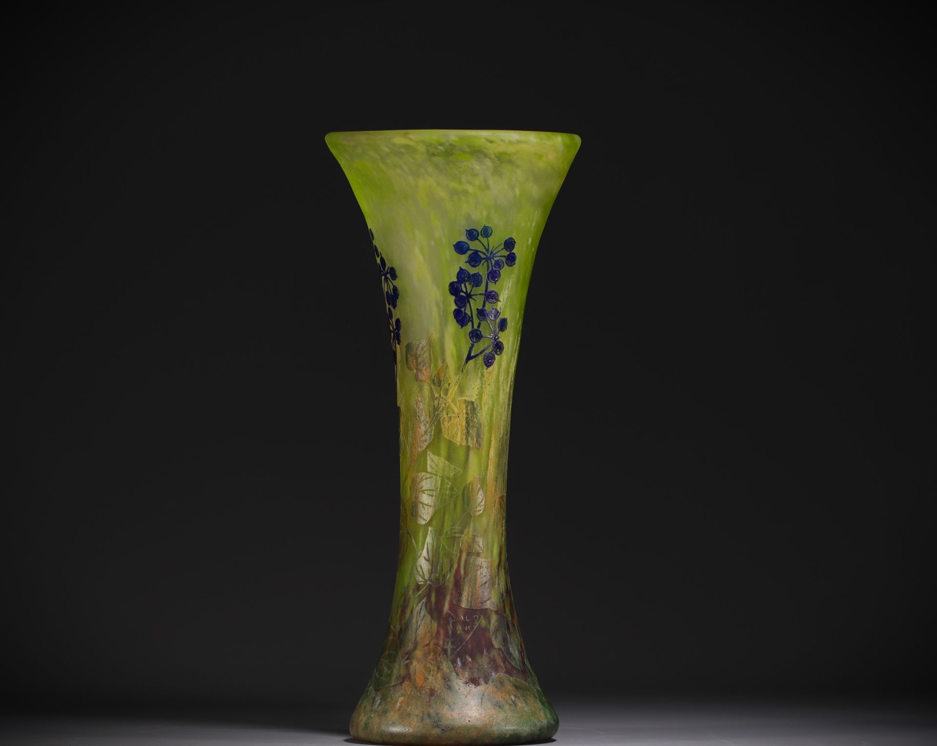 Null DAUM Nancy - Grand vase en verre multicouche à décor dégagé à l'acide de ba&hellip;