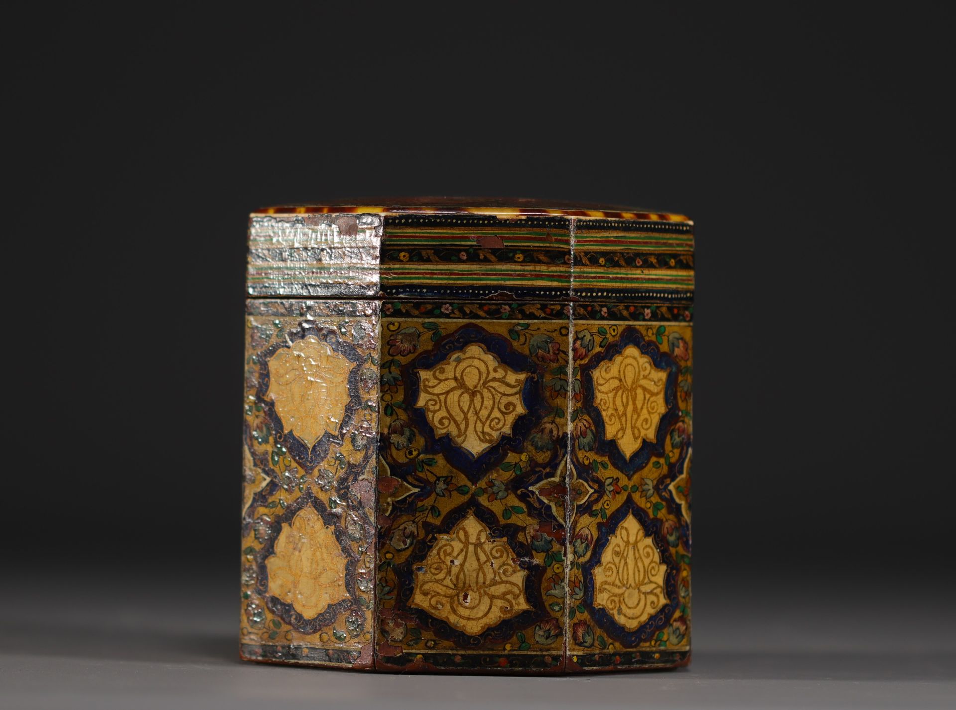 Null Persia - Lacquered and painted wood tea caddy, Qajar art, 19th century.
Wei&hellip;