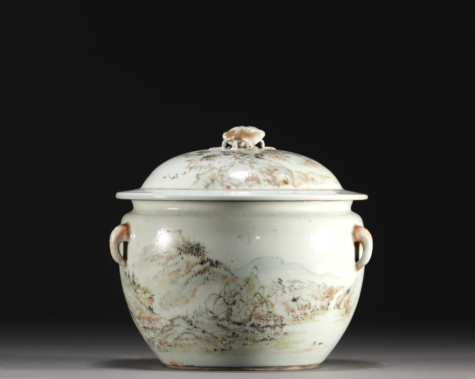 Null Chine - Terrine couverte en porcelaine à décor de paysages, XIXe siècle.
Po&hellip;