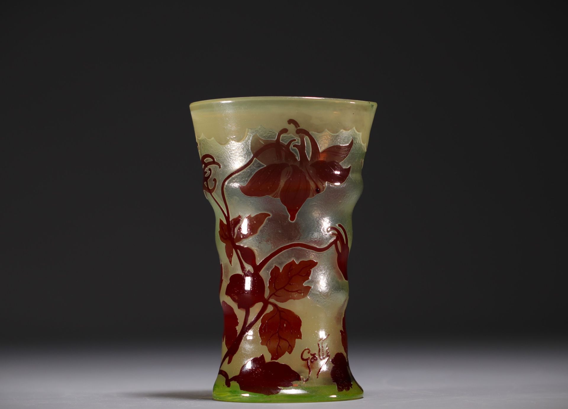 Null Émile GALLÉ (1846-1904) Vase en verre multicouche dégagé à l'acide à décor &hellip;