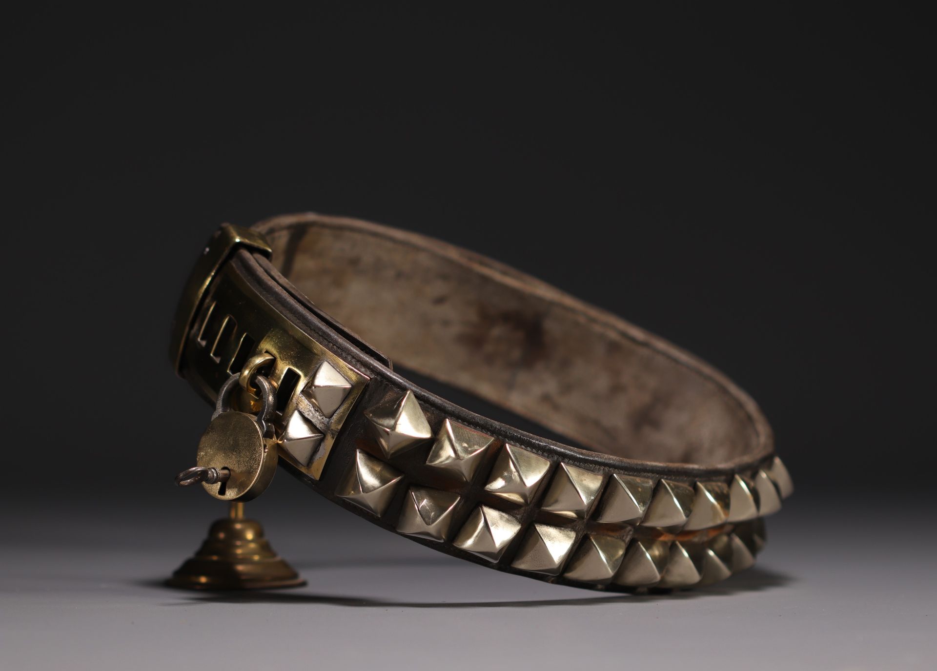 Null Rare leather dog collar with brass studs and padlock, 19th century.
Weight:&hellip;