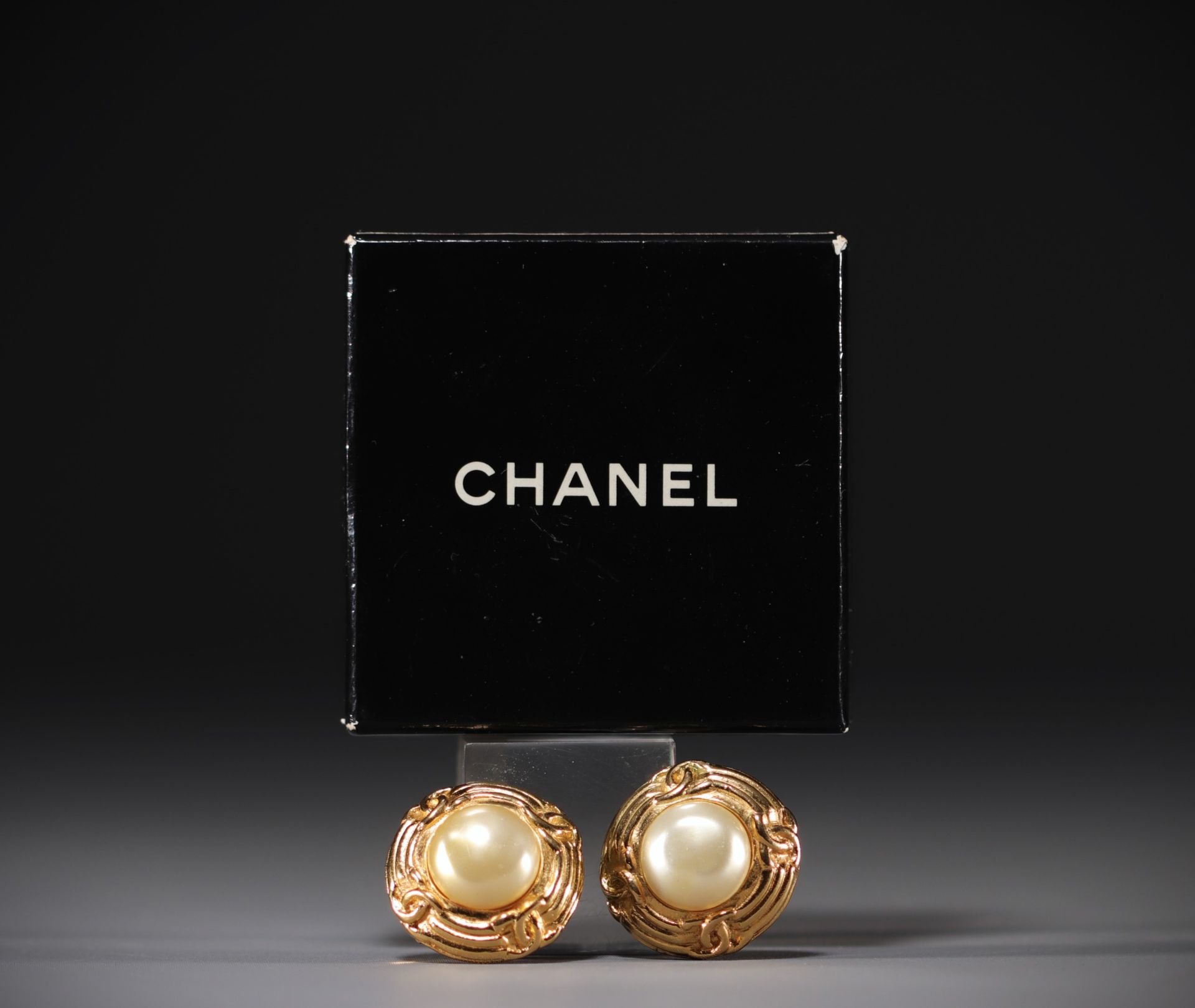 Null CHANEL - Pair of gold-tone earrings, mother-of-pearl cabochon. With box, si&hellip;