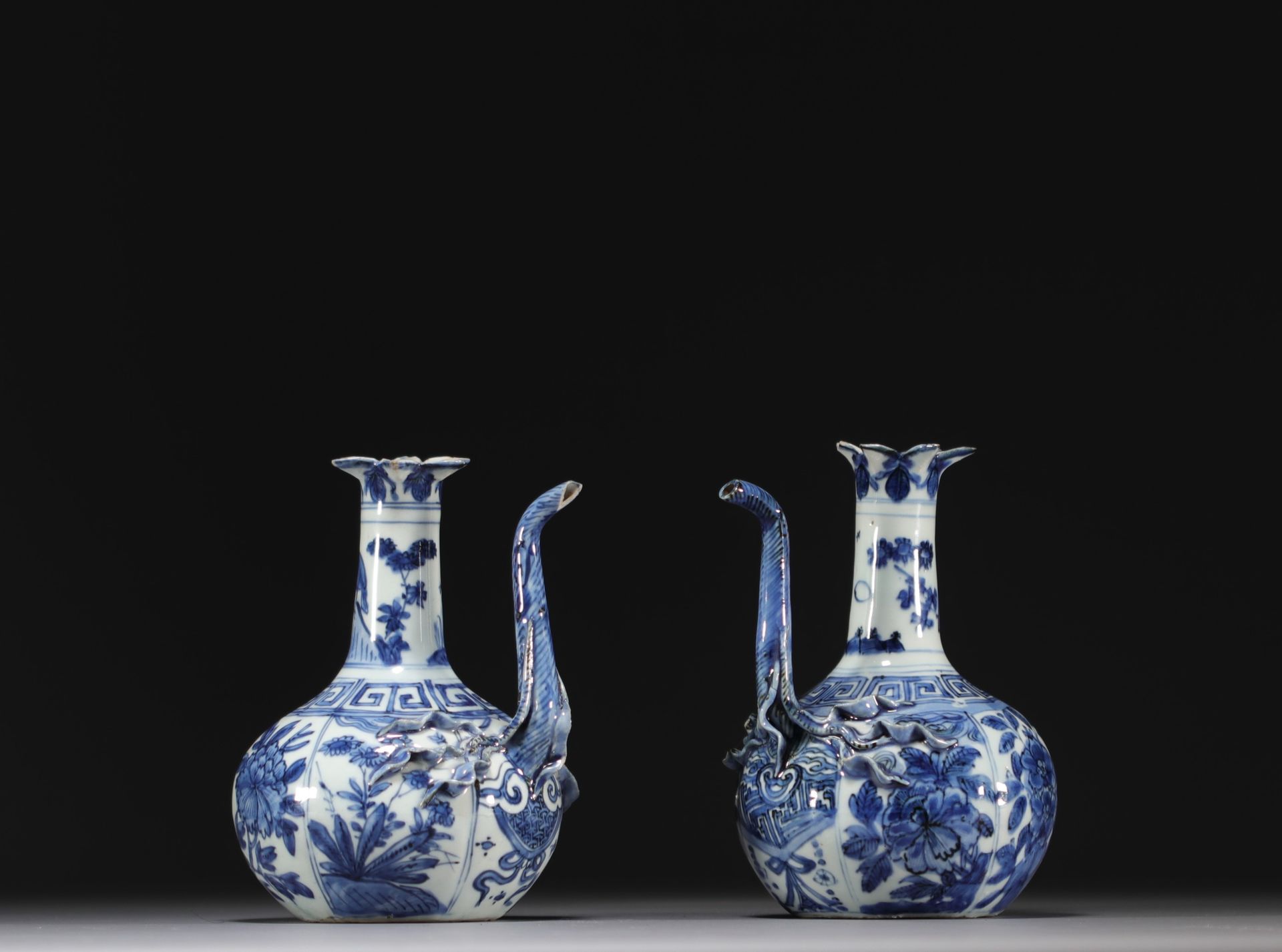 Null Chine - Paire de verseuses en porcelaine blanc bleu à décor floral, Wanli, &hellip;