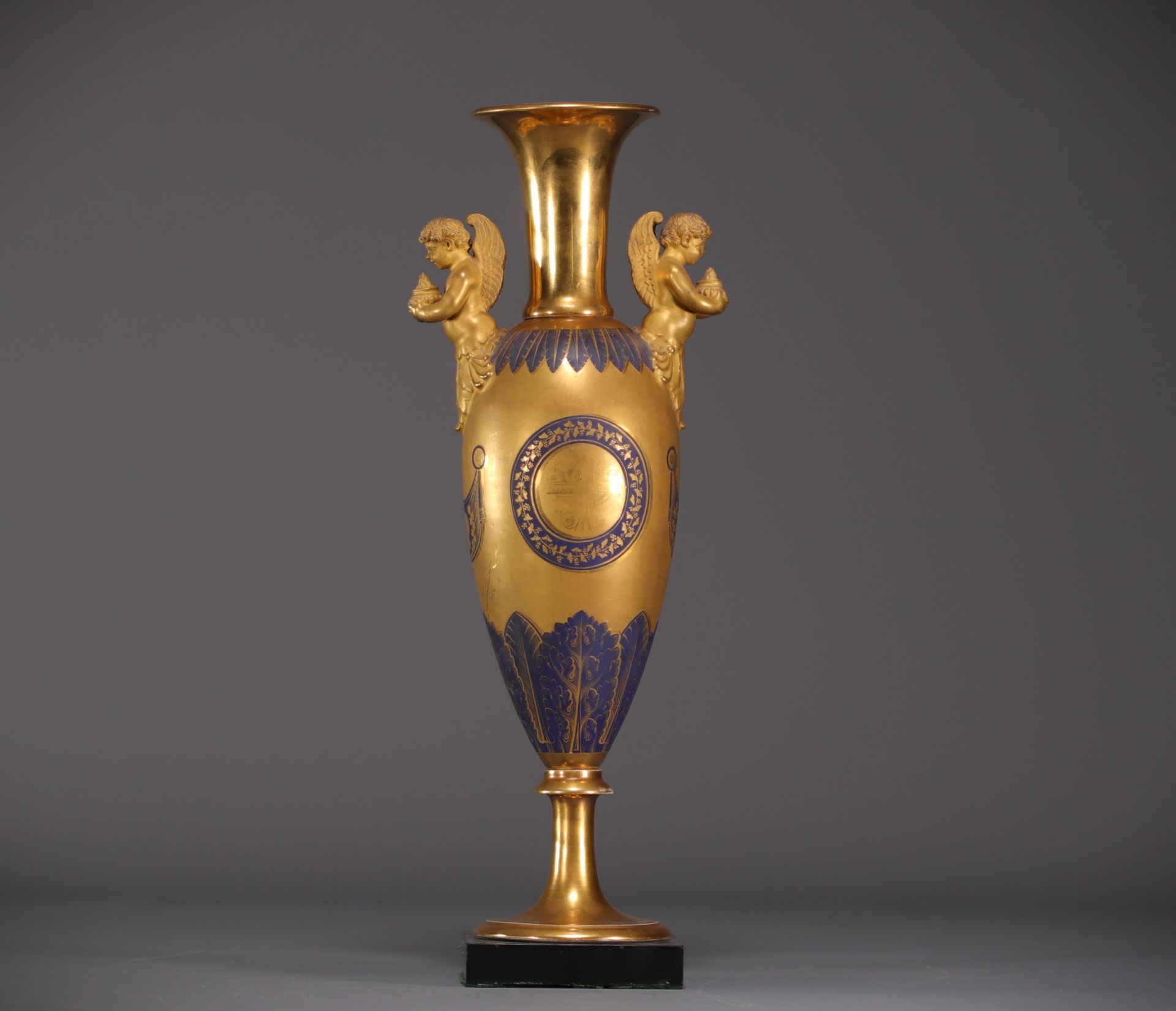 Null Rare vase Empire de forme balustre en porcelaine bleu roi et or, anses form&hellip;