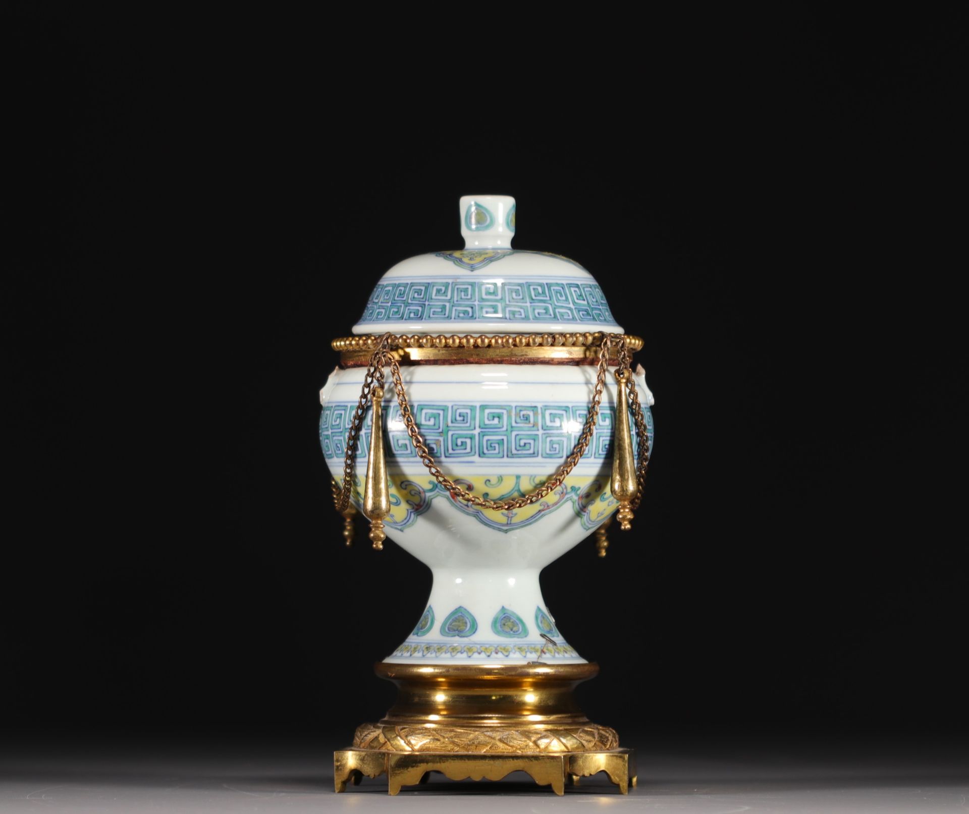 Null Chine - Vase couvert "Dou" en porcelaine Ducai, monture en bronze, marque Q&hellip;