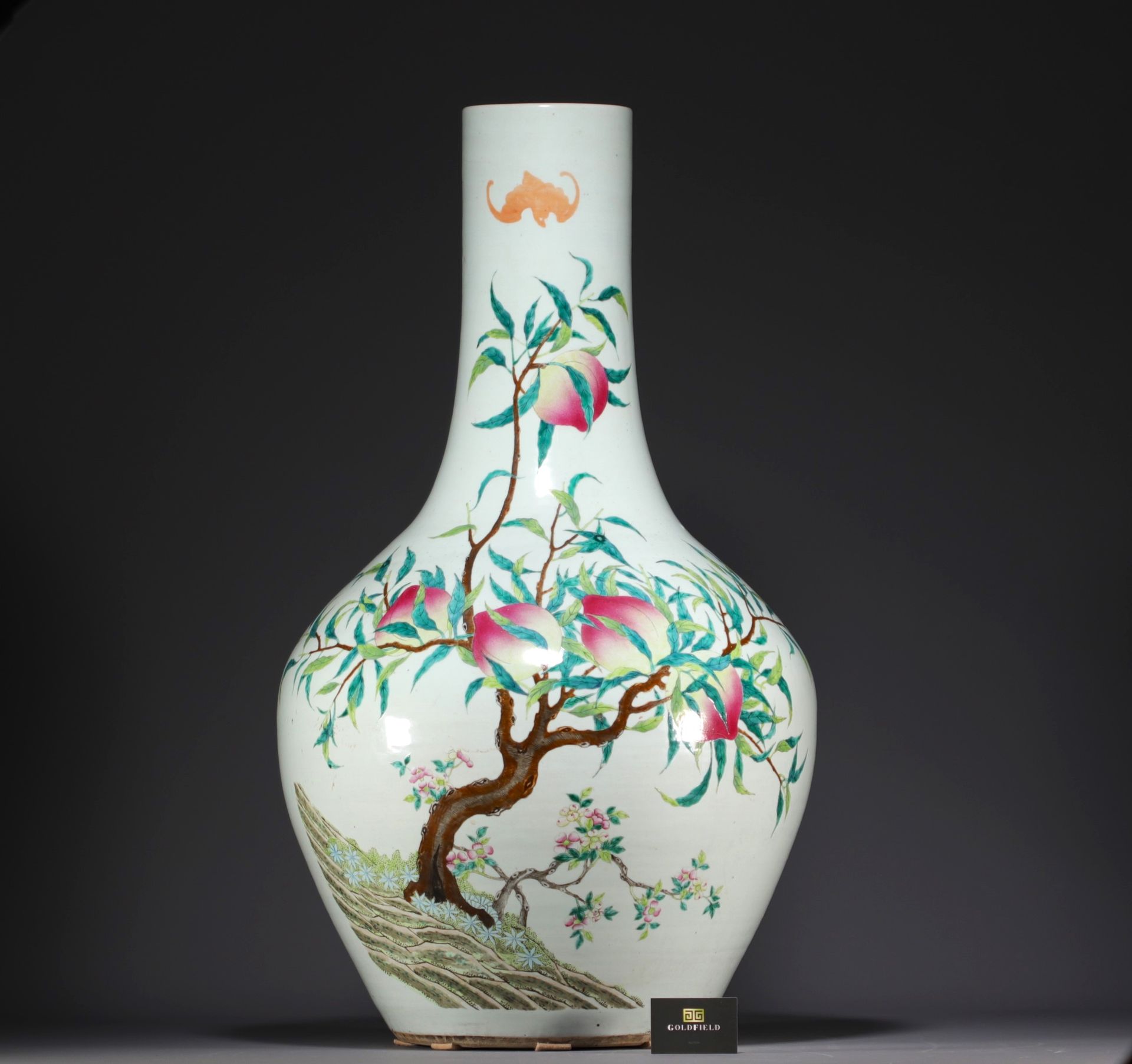 Null Chine - Imposant vase en porcelaine de la famille rose au décor des neuf pê&hellip;