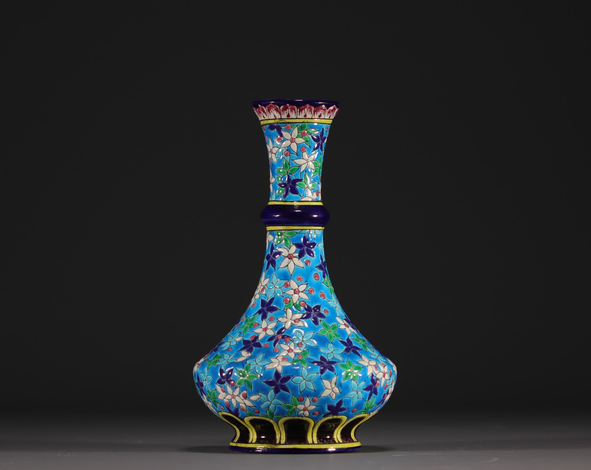 Null Vase Napoléon III en faïence et émaux à décor de fleurs sur fond bleu azur.&hellip;