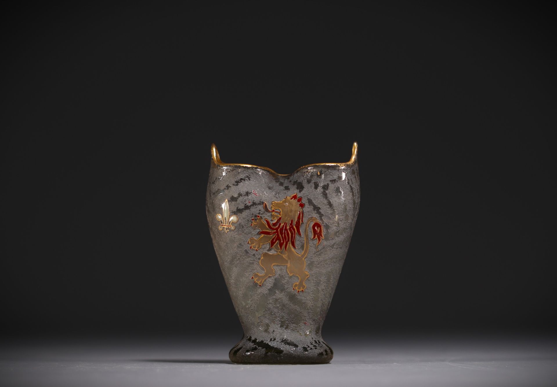 Null DAUM Nancy - Rare vase en verre dégagé à l'acide et émaillé à décor de lion&hellip;
