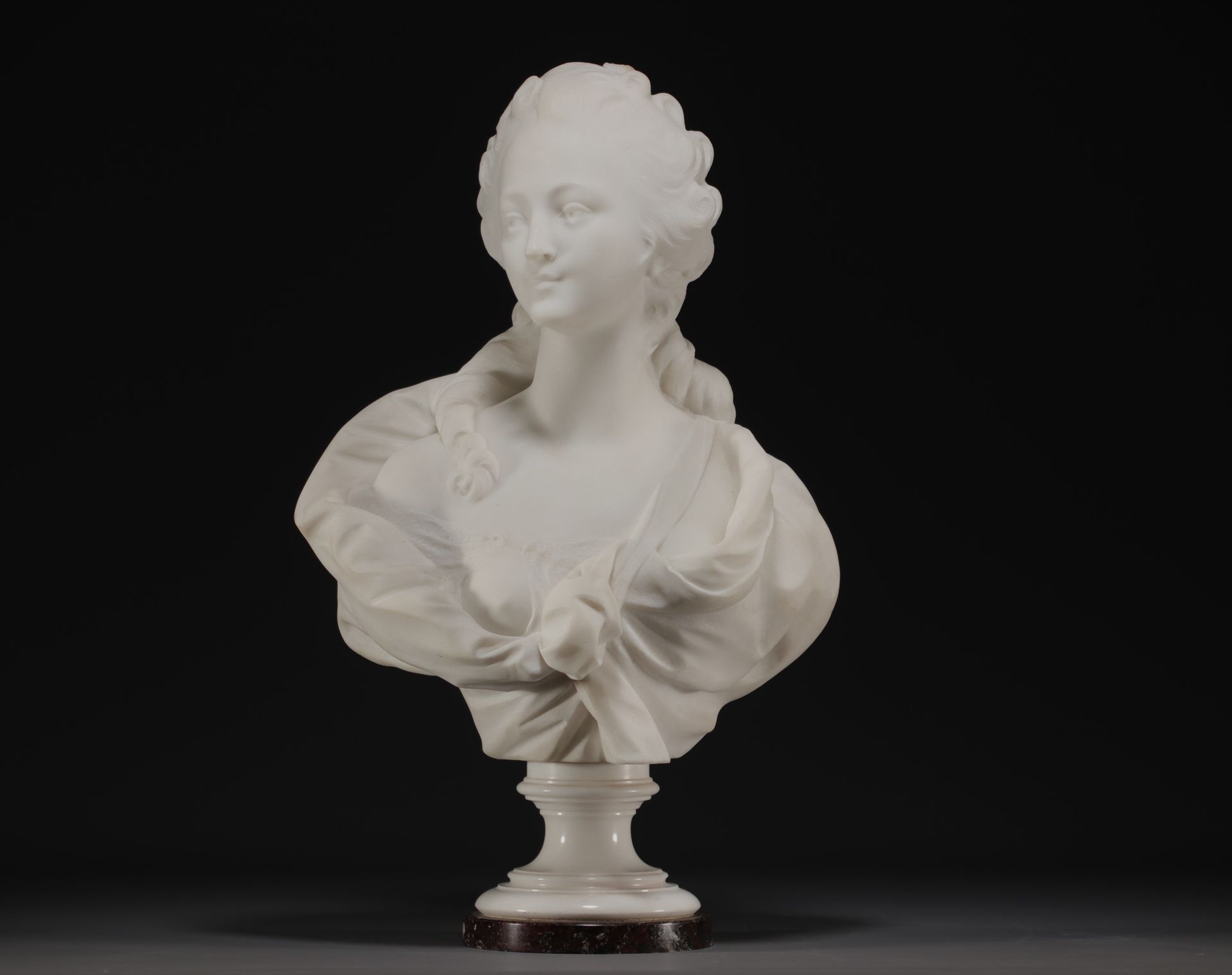 Null "Marquise de Pompadour" carved bust in Carrara marble, signed Houdon.
重量: 4&hellip;