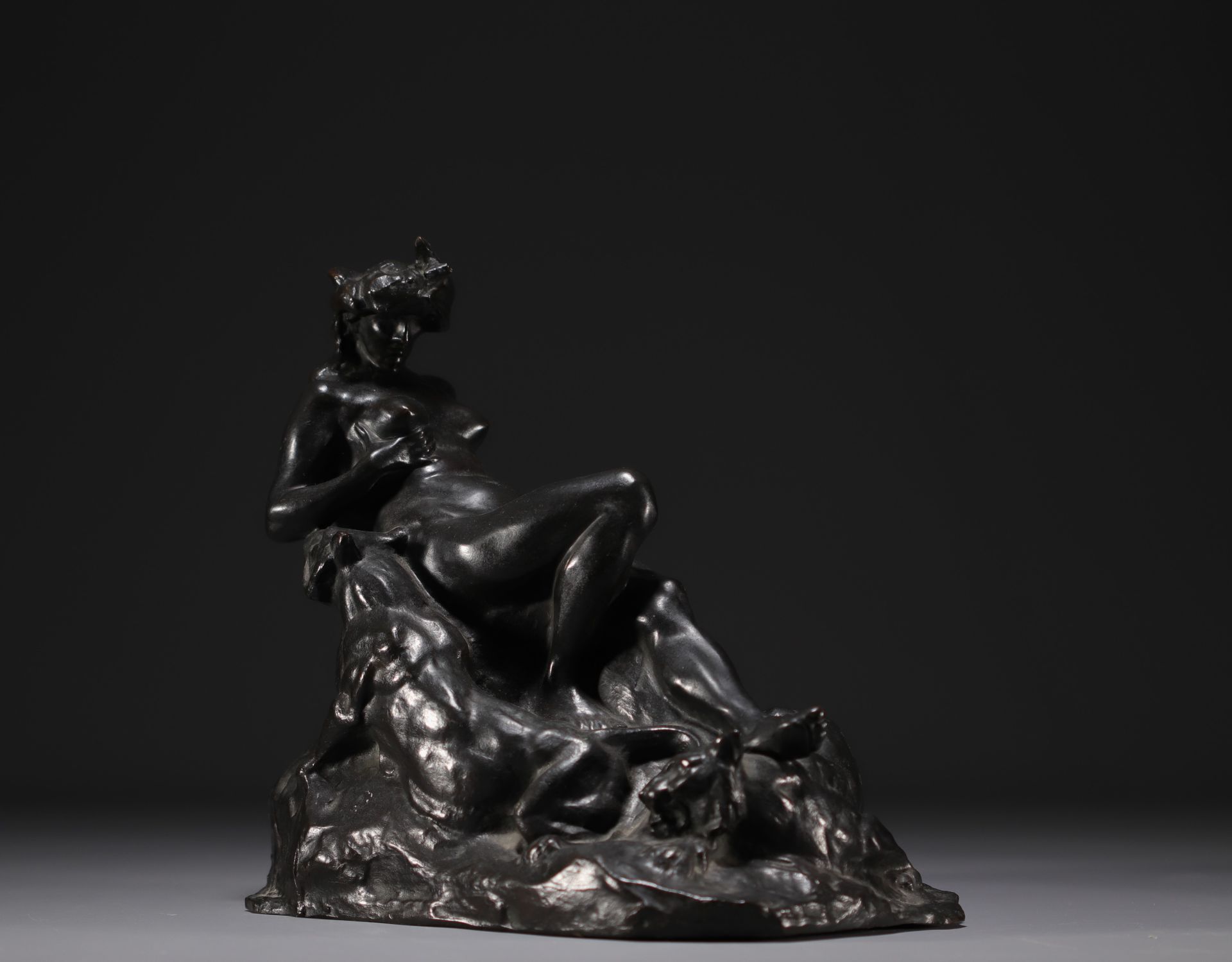 Null Auguste PUTTEMANS (1866-1922) "Jeune femme nue à la panthères" Sculpture en&hellip;