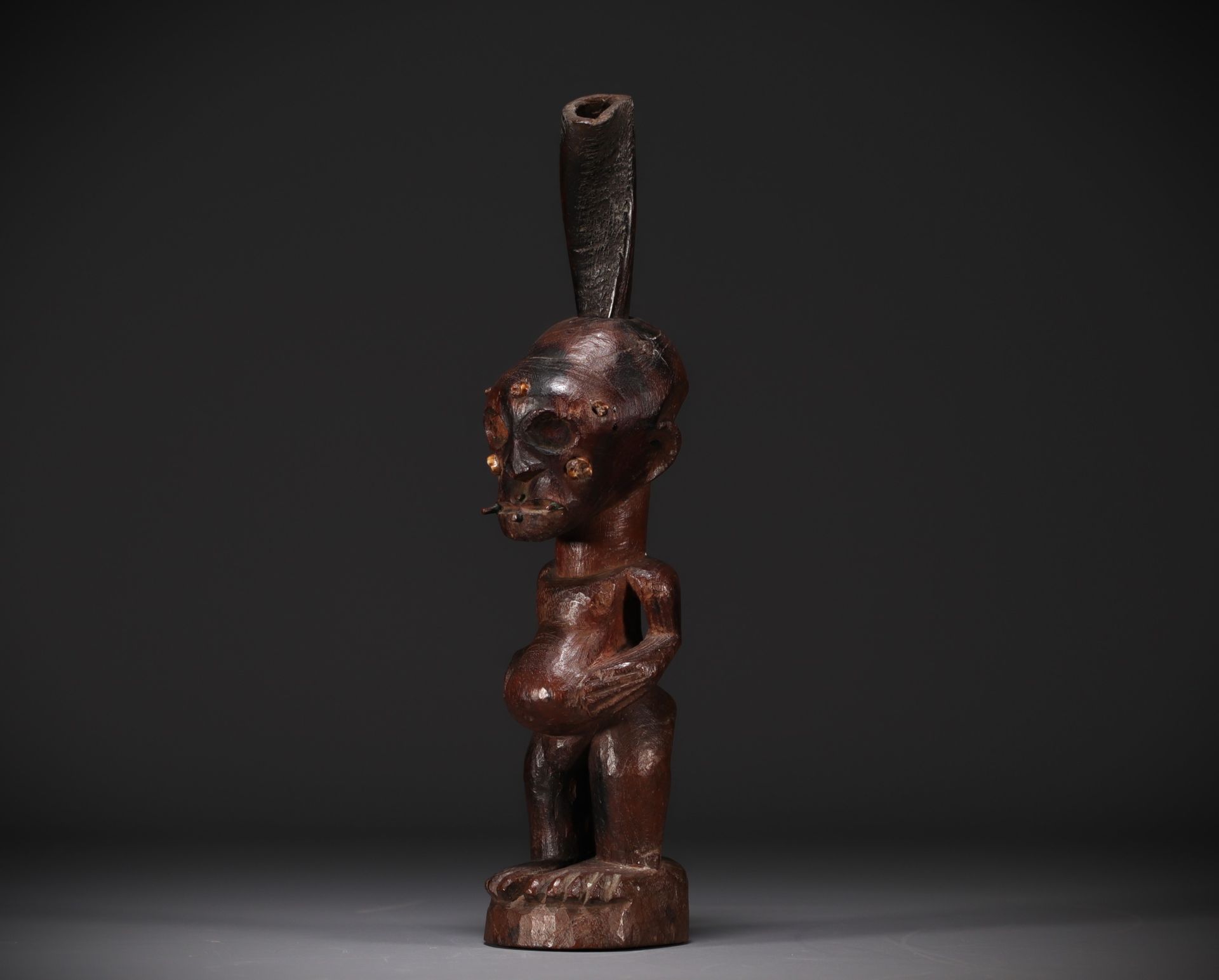 Null Statue masculine SONGYE - style Sankuru / Lubefu , incrustée de dents dans &hellip;
