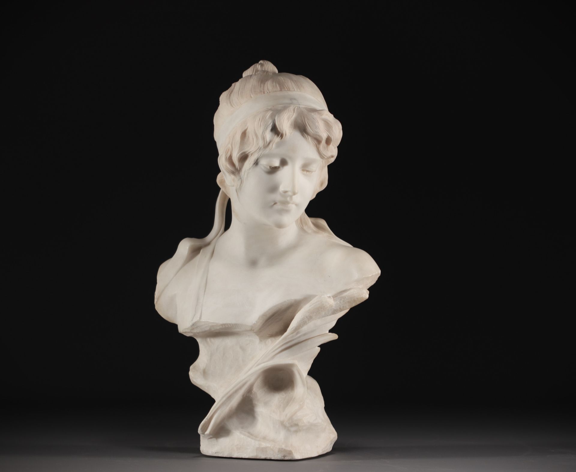 Null Art Nouveau bust of a young woman in white marble, hair slightly tinted, ci&hellip;