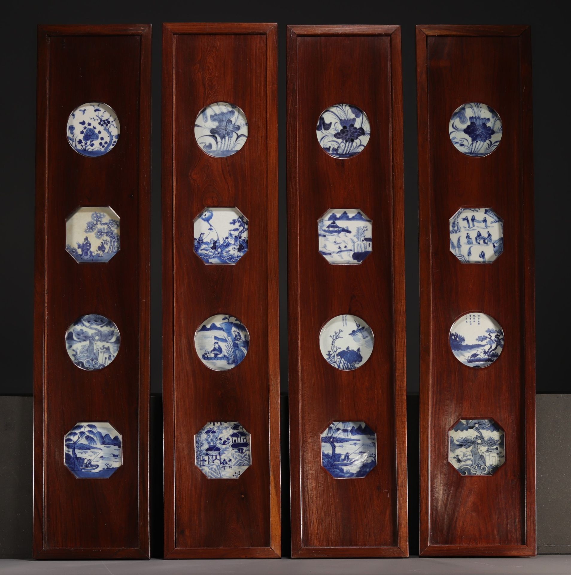 Null Suite de quatre panneaux ornés de seize porcelaines de Chine blanc bleu, ép&hellip;