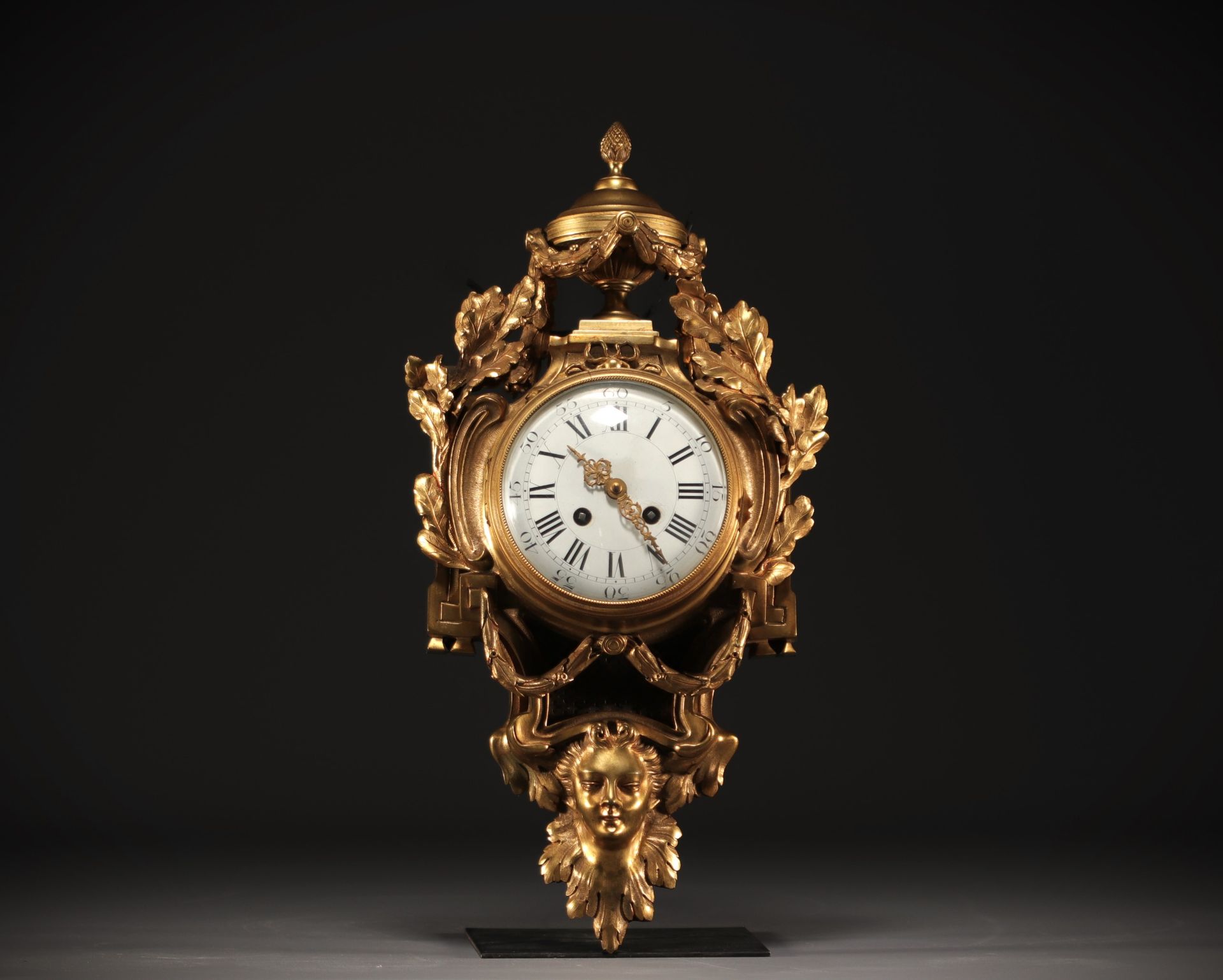 Null Wall-mounted gilt bronze cartel with strikes known as Paris movement, late &hellip;