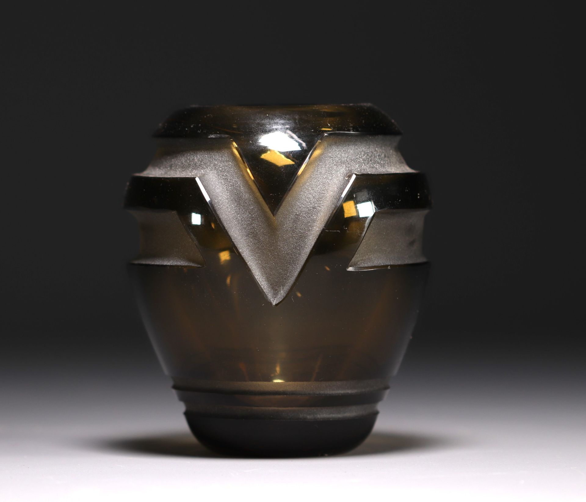 Null MULLER Frères Lunéville - Pequeño jarrón Art Decó en vidrio teñido marrón y&hellip;