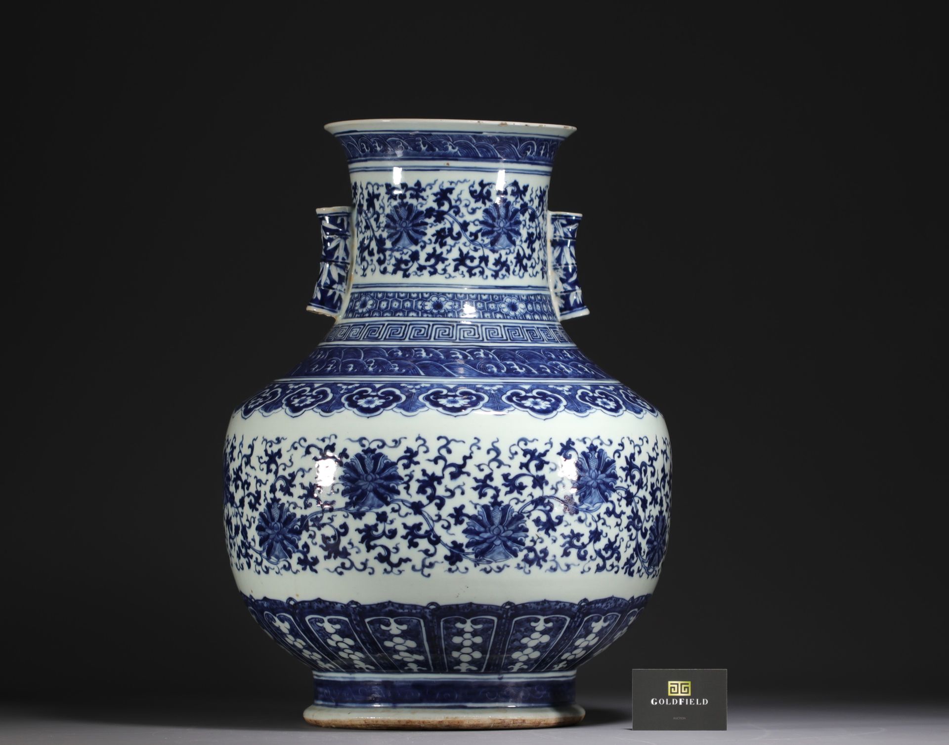Null Chine - Grand vase de forme Hu en porcelaine blanc bleu à décor floral, ans&hellip;