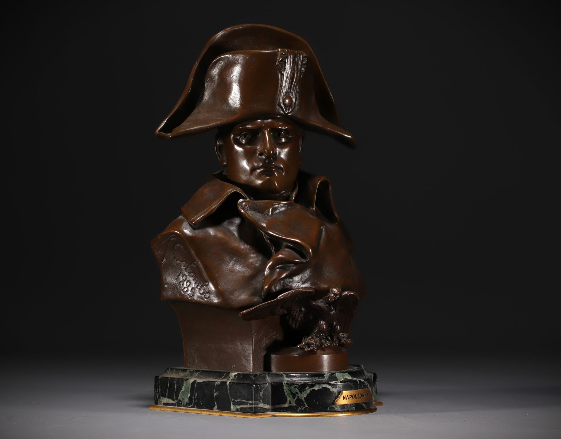 Null Renzo COLOMBO (1856-1885) Buste de Napoléon 1er en bronze à patine brune nu&hellip;