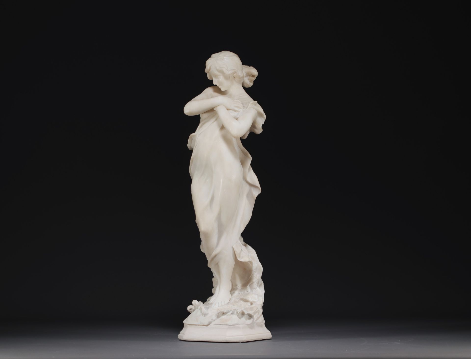 Null "Giovane ninfa" Grande scultura in marmo bianco, XIX secolo.
Peso: 12,95 kg&hellip;