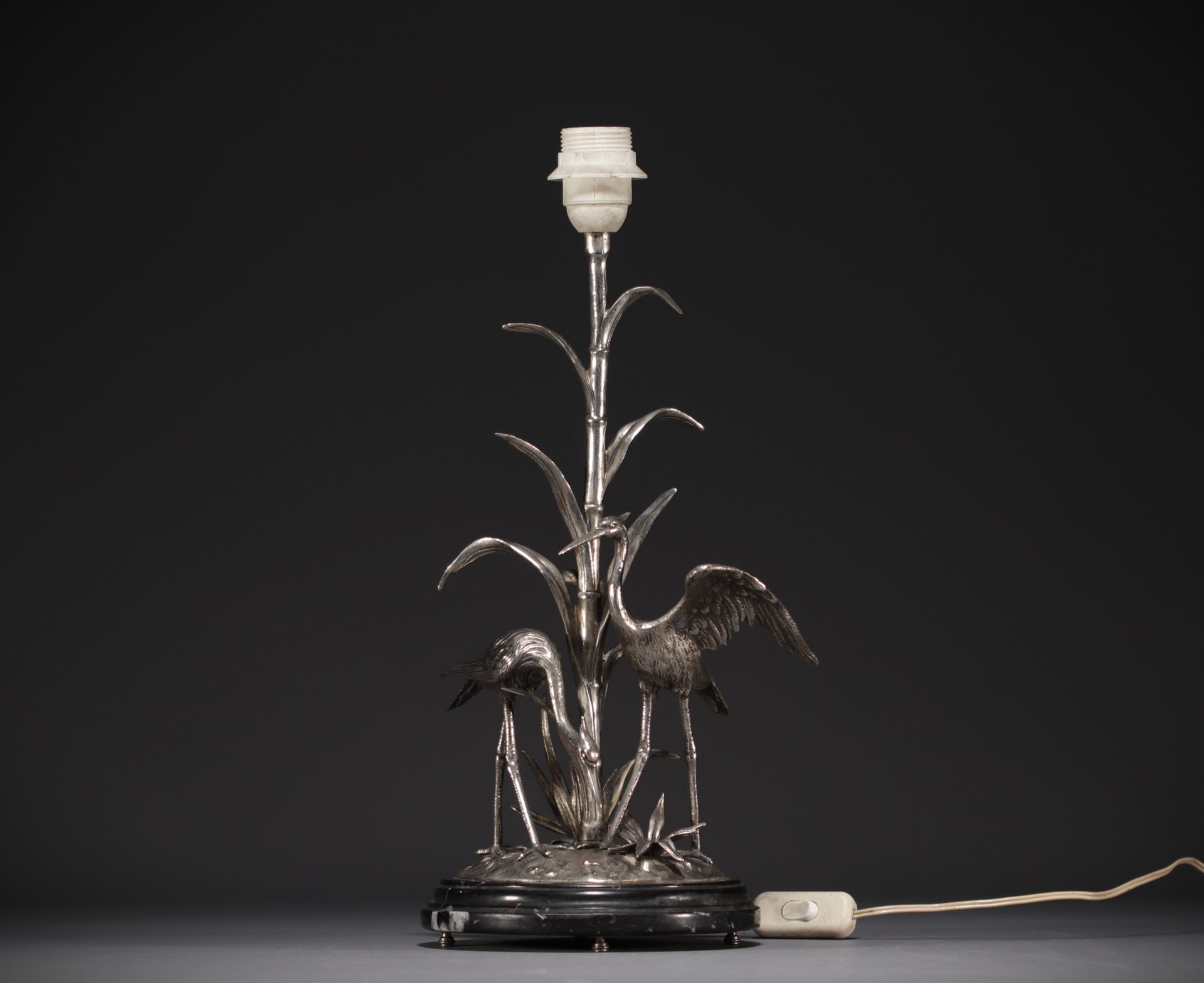 Null Lampe de bureau aux ibis en métal argenté, signée Figudo, France, époque Ar&hellip;