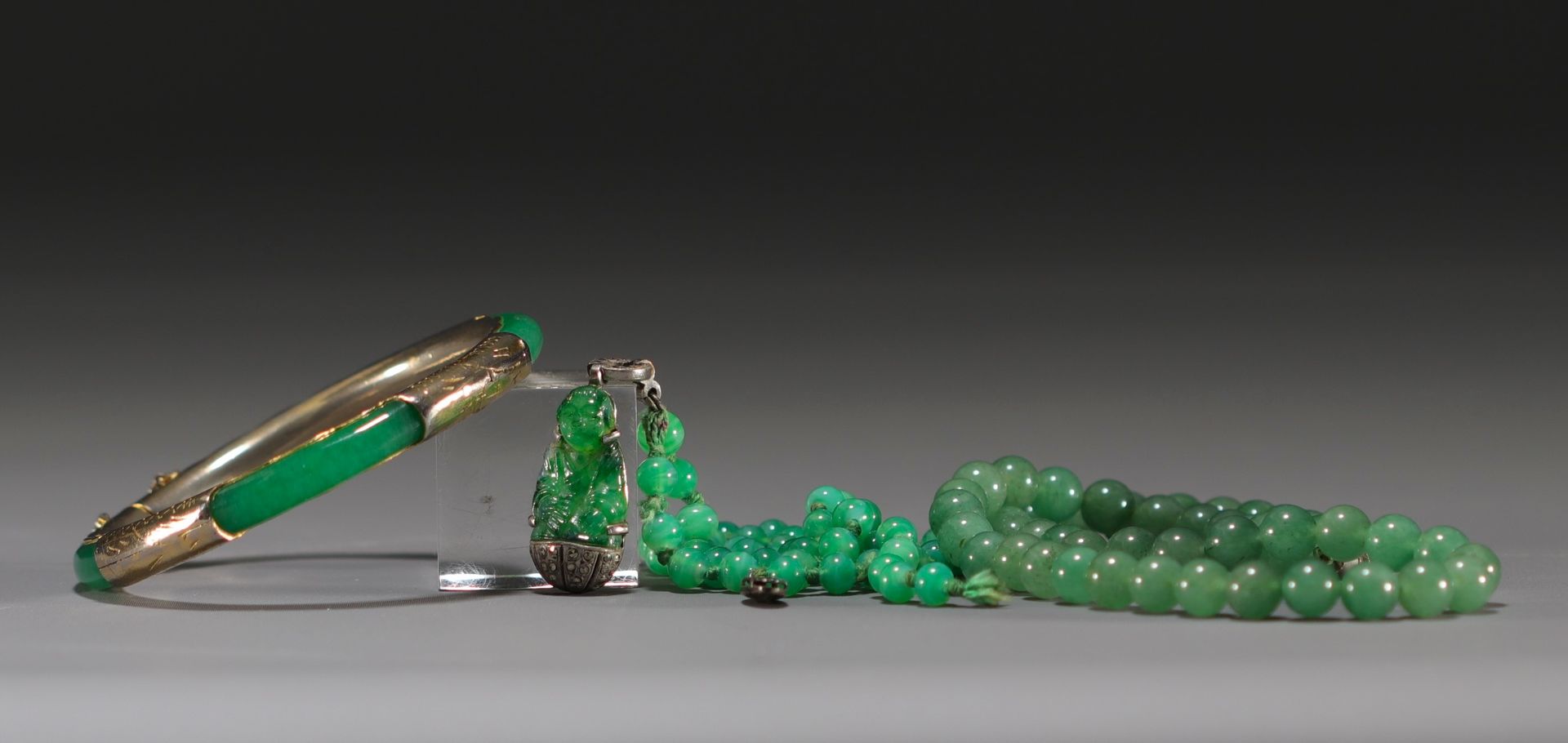 Null Chine - Parure composée d'un collier et d'un bracelet en jade vert.
Poids: &hellip;