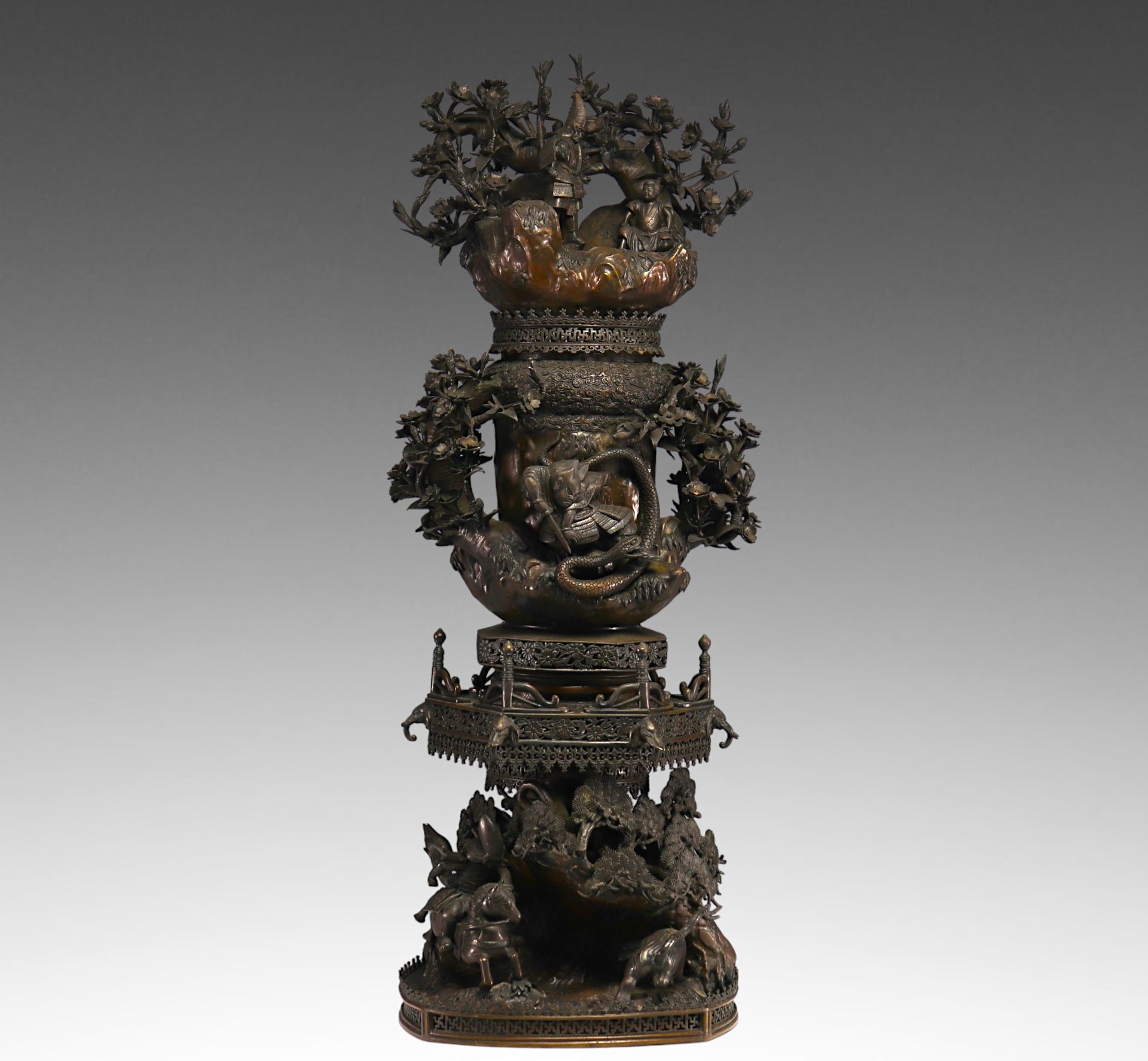 Null Japon, imposant brûle encens en bronze patiné orné à sa base d'un Samouraï &hellip;