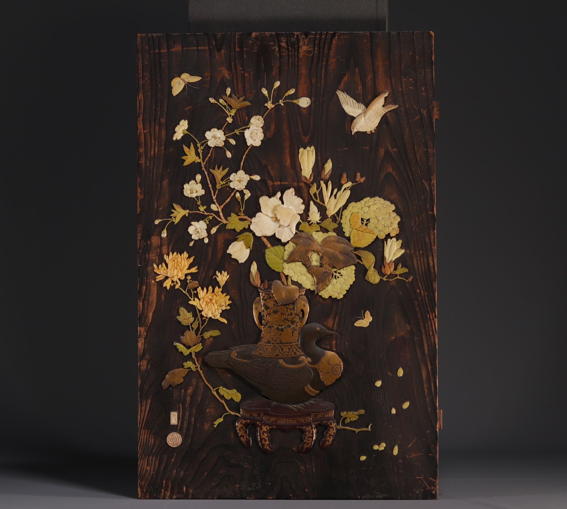 Null Japon - Panneau en bois à décor de fleurs et d'oiseaux, époque Meiji.
Poids&hellip;
