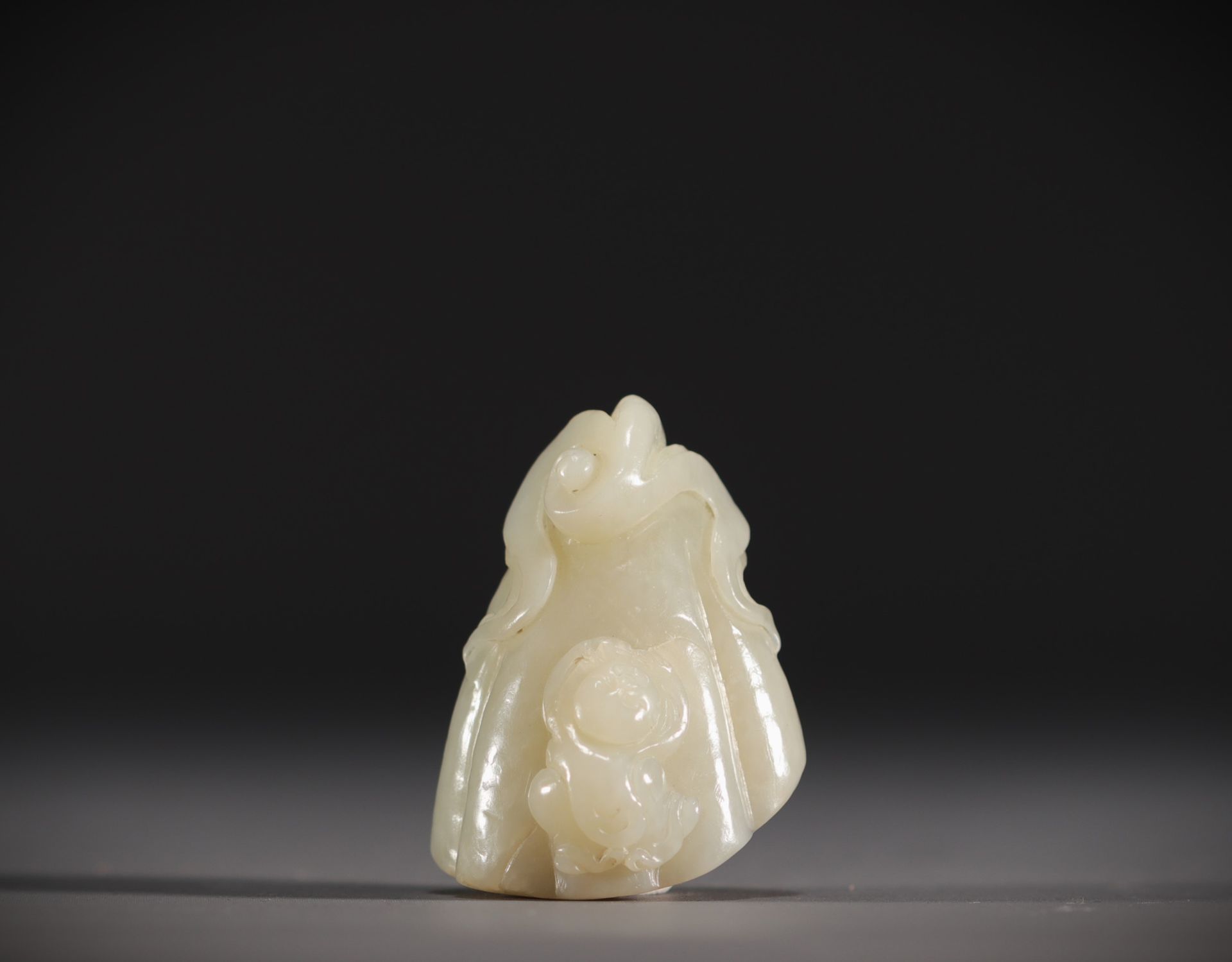 Null Chine - Pendentif en Jade blanc sculpté en forme de fruit surmonté d'un jeu&hellip;