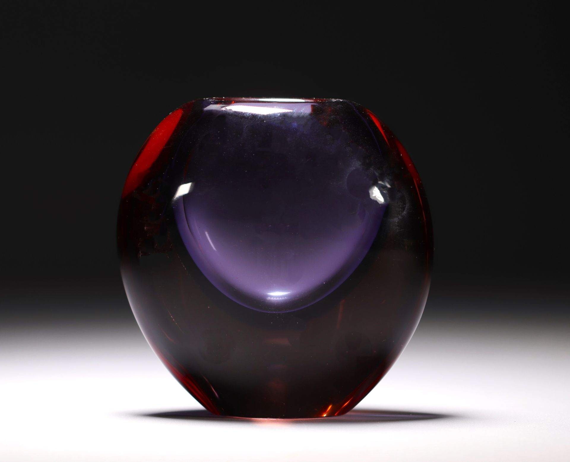 Null Flavio POLI (1900-1984) Vase en verre nuancé violet rouge et brun, travail &hellip;