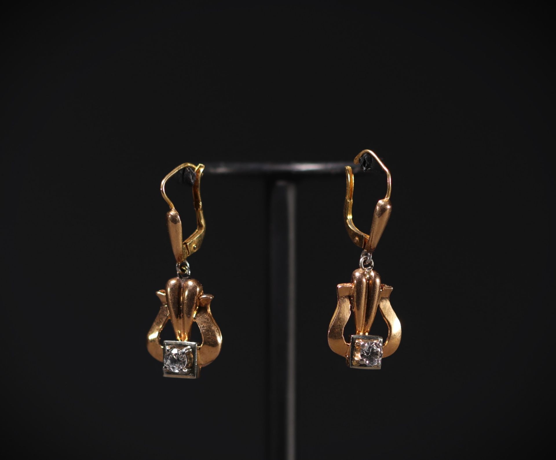 Null Set of two pairs of earrings, 9K (zircon) and 18K (brilliant), for a total &hellip;