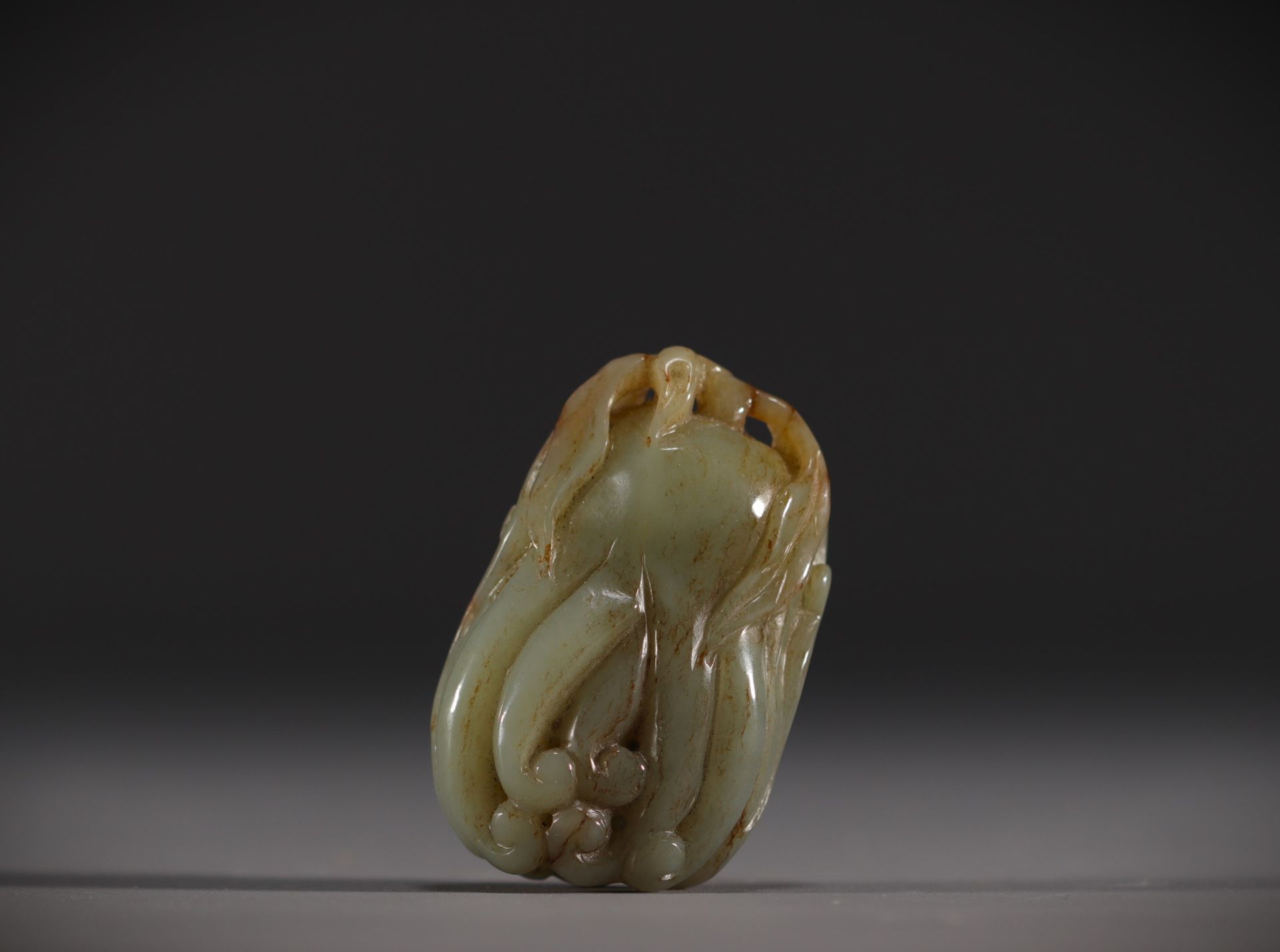 Null Chine - "La main de bouddha" Pendentif en jade sculpté.
Poids: 81 g
Livrais&hellip;